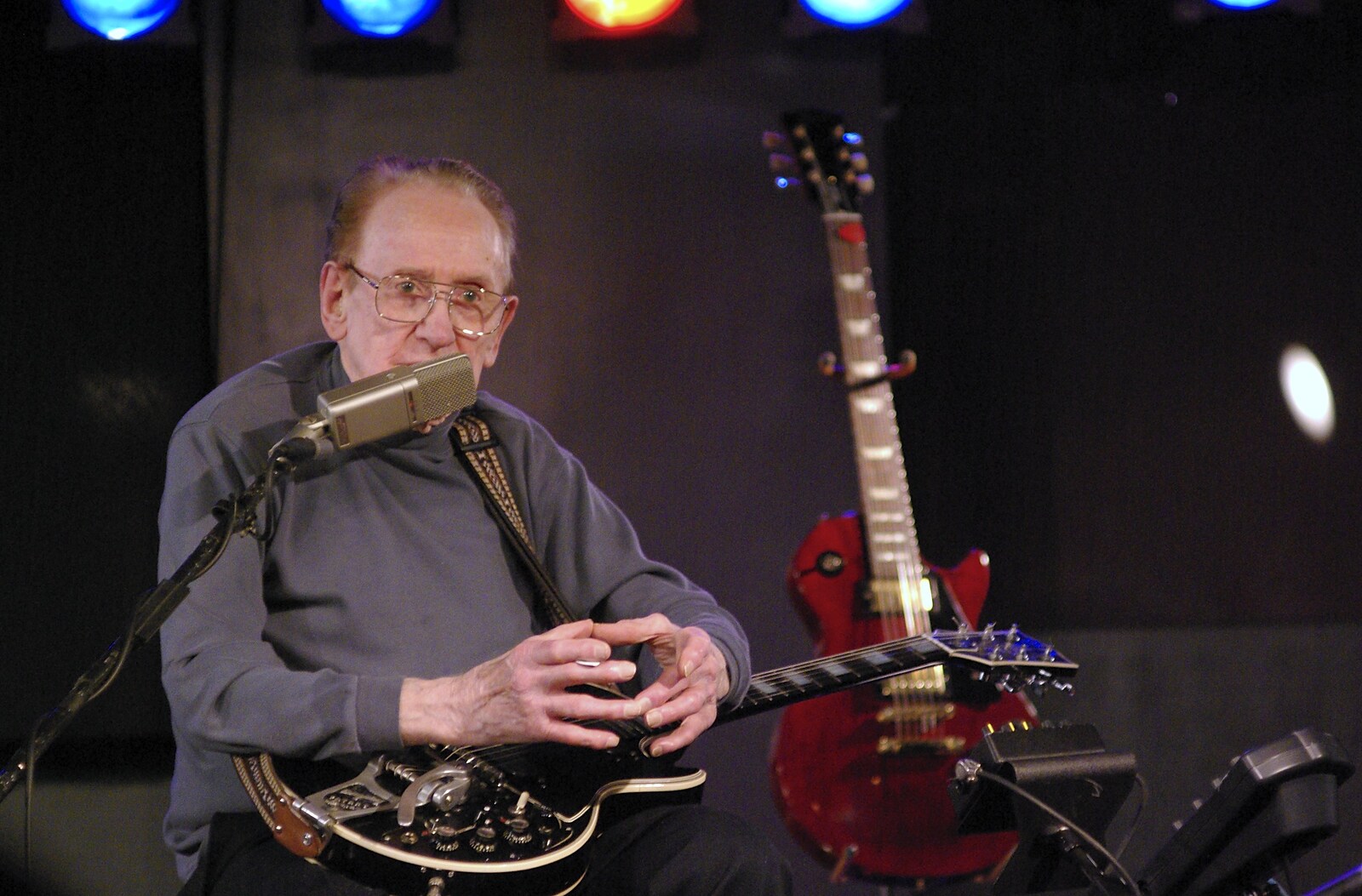 Les Paul tells one of his anecdotes from A Central Park Marathon, Les Paul at the Iridium Club and an Empire State Sunset, New York, US - 25th March 2007