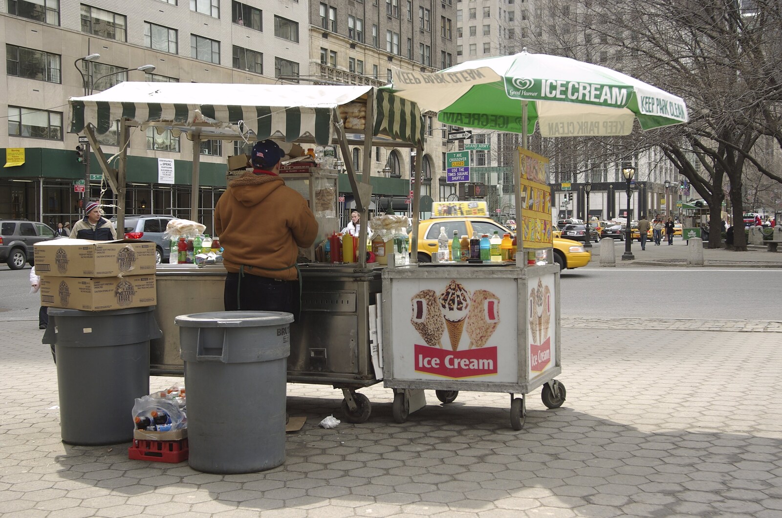 Persian Day Parade, Upper East Side and Midtown, New York, US - 25th March 2007: The hotdog stand