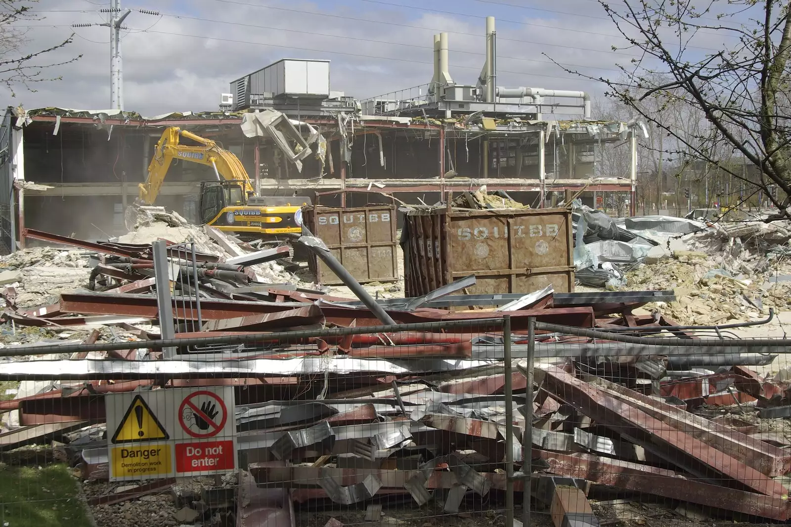 The building is mostly destroyed after a day, from Science Park Demolition, Bjarne Stroustrup, and Taptu/Qualcomm Miscellany, Cambridge - 29th April 2007