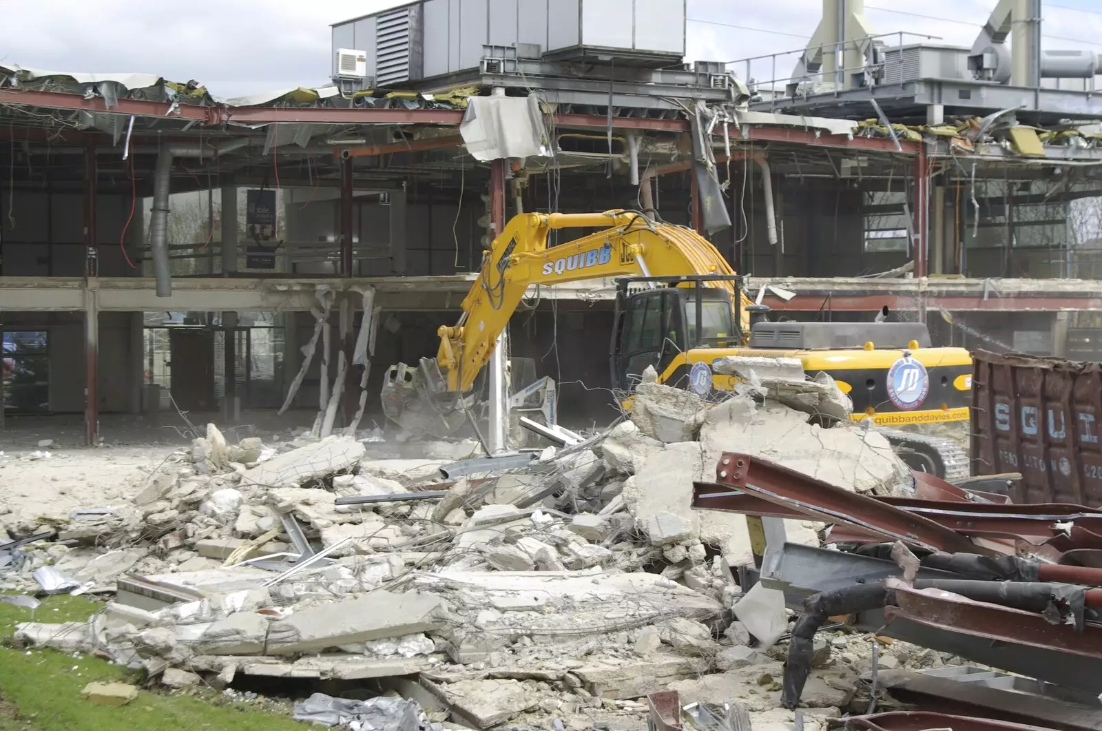 The digger tidies up a bit, from Science Park Demolition, Bjarne Stroustrup, and Taptu/Qualcomm Miscellany, Cambridge - 29th April 2007