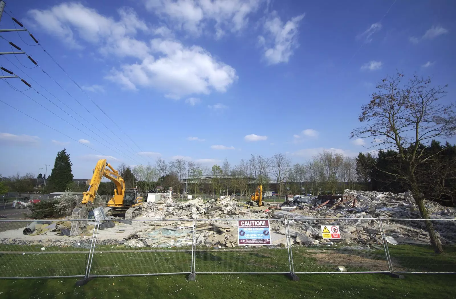 There's now nothing left of the building, from Science Park Demolition, Bjarne Stroustrup, and Taptu/Qualcomm Miscellany, Cambridge - 29th April 2007