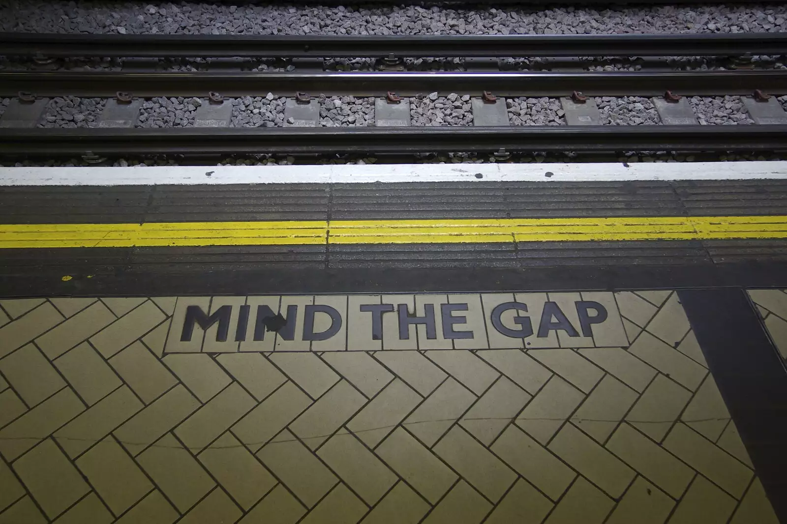 At Victoria, a 'Mind The Gap' sign on the platform, from May Miscellany: London, Louise's Birthday, Norwich, and Steve Winwood, Islington and Cambridge - May 2007