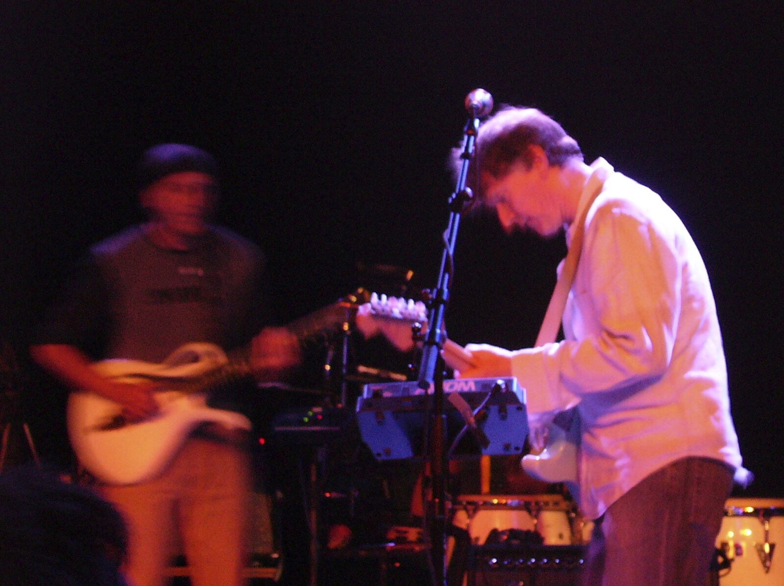 May Miscellany: London, Louise's Birthday, Norwich, and Steve Winwood, Islington and Cambridge - May 2007: Steve and his guitarist are a blur
