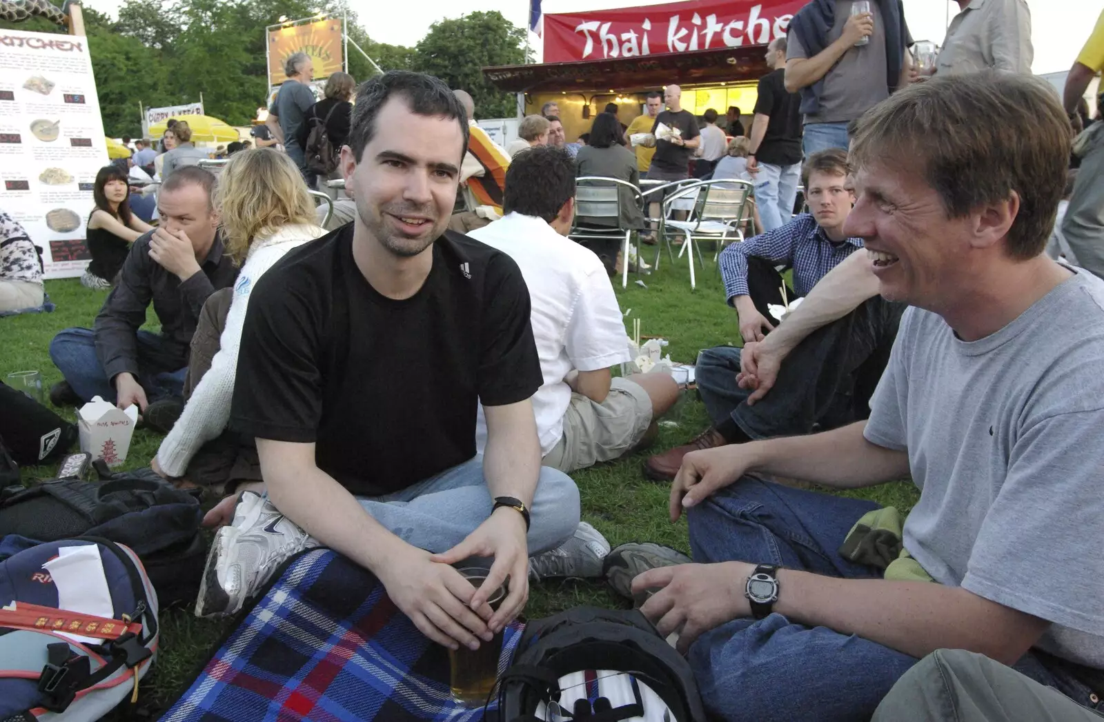 Telmo chats to Dan, from The Cambridge Beer Festival, Jesus Green, Cambridge - 24th May 2007