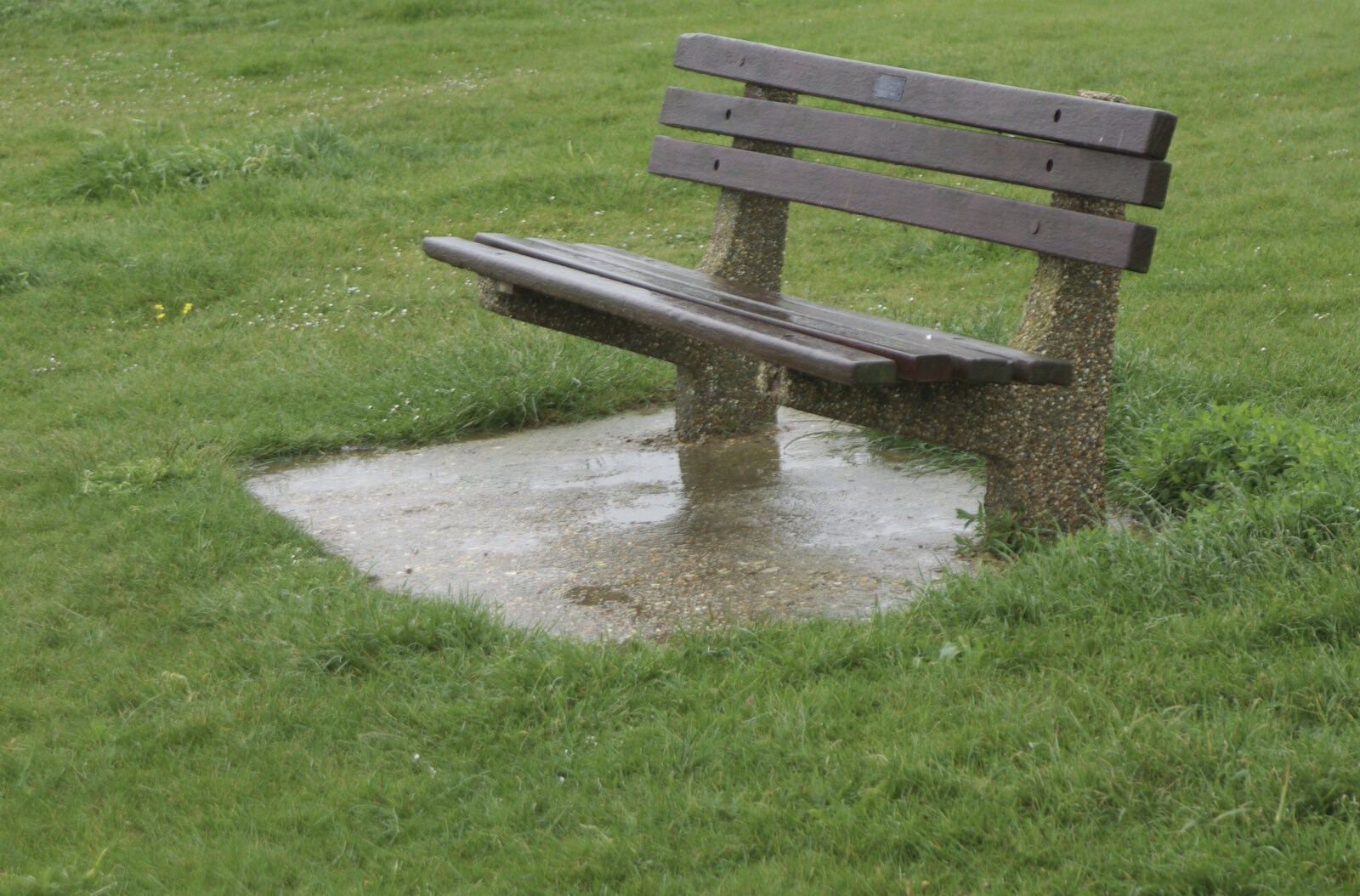 Nosher's Birthday Trip, New Milton, Hampshire - 26th May 2007: A rain-soaked bench sits empty on the clifftop