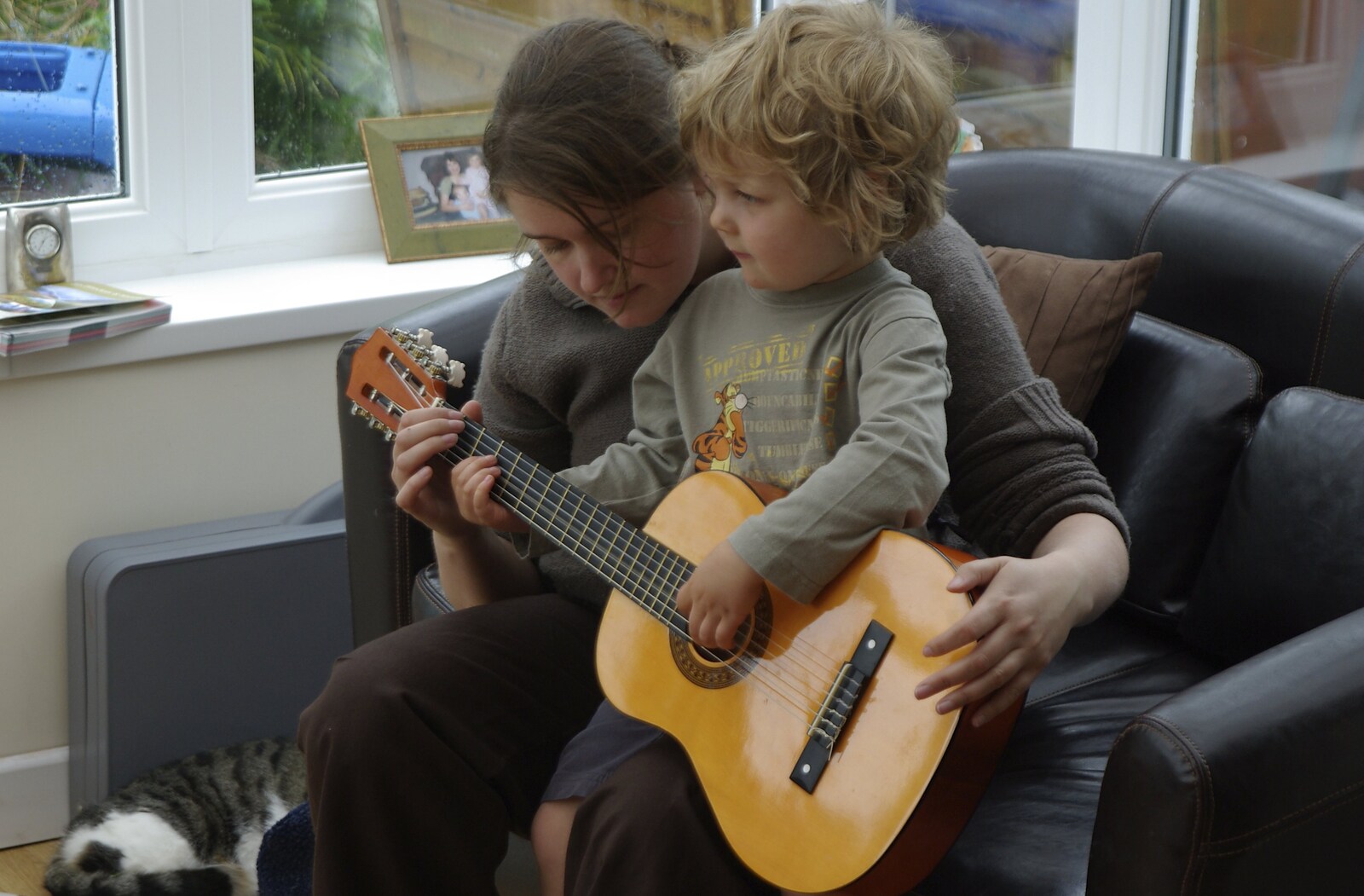 Nosher's Birthday Trip, New Milton, Hampshire - 26th May 2007: Isobel shows Rowan a few chords on the guitar