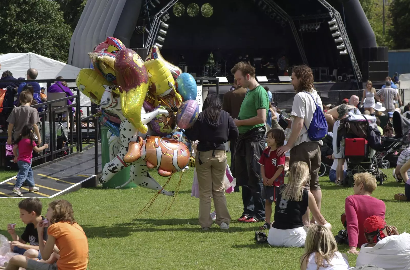 More balloons, from Genesis Live at Twickenham, and Music on Parker's Piece, London and Cambridge - 8th July 2007