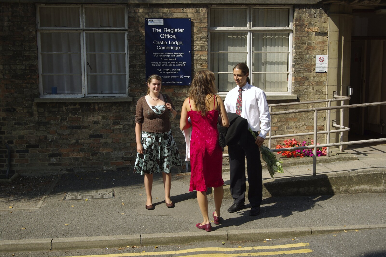 Liviu and Christina's Wedding Day, Babraham, Cambridge - 11th August 2007: Isobel, Nada and Liam mill around outside the Register Office