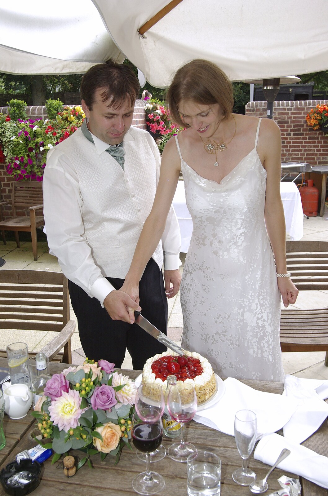 Liviu and Christina's Wedding Day, Babraham, Cambridge - 11th August 2007: It's the cutting-the-cake moment