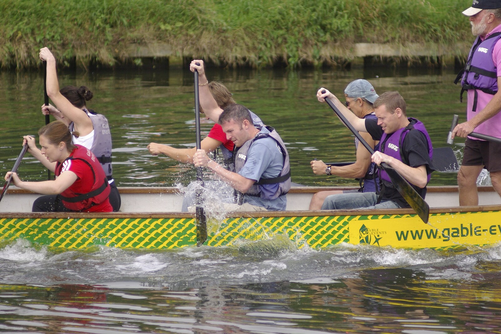 Qualcomm's Dragon-Boat Racing, Fen Ditton, Cambridge - 8th September 2007: A team of paddlers goes past