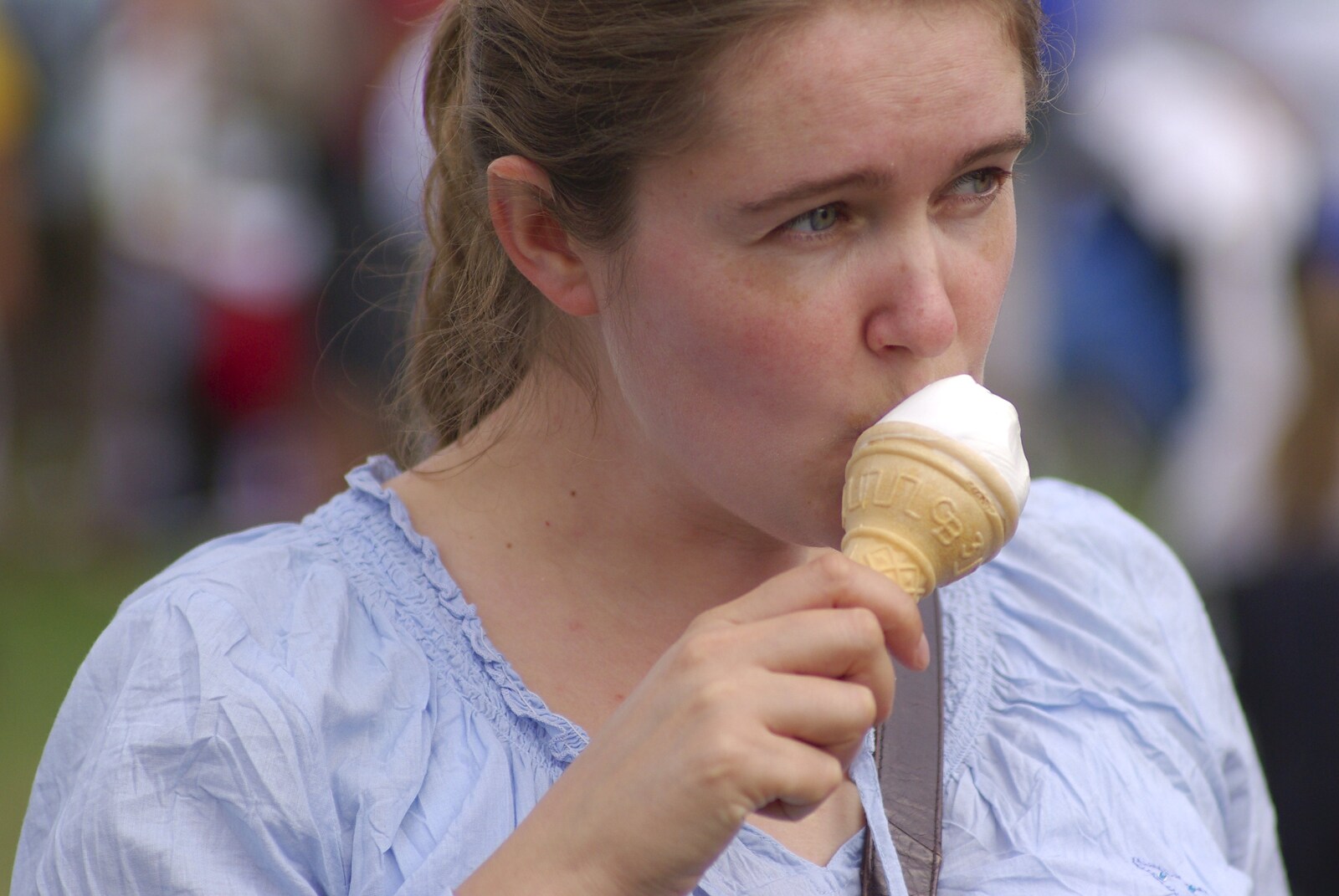 Qualcomm's Dragon-Boat Racing, Fen Ditton, Cambridge - 8th September 2007: Isobel slurps an ice-cream