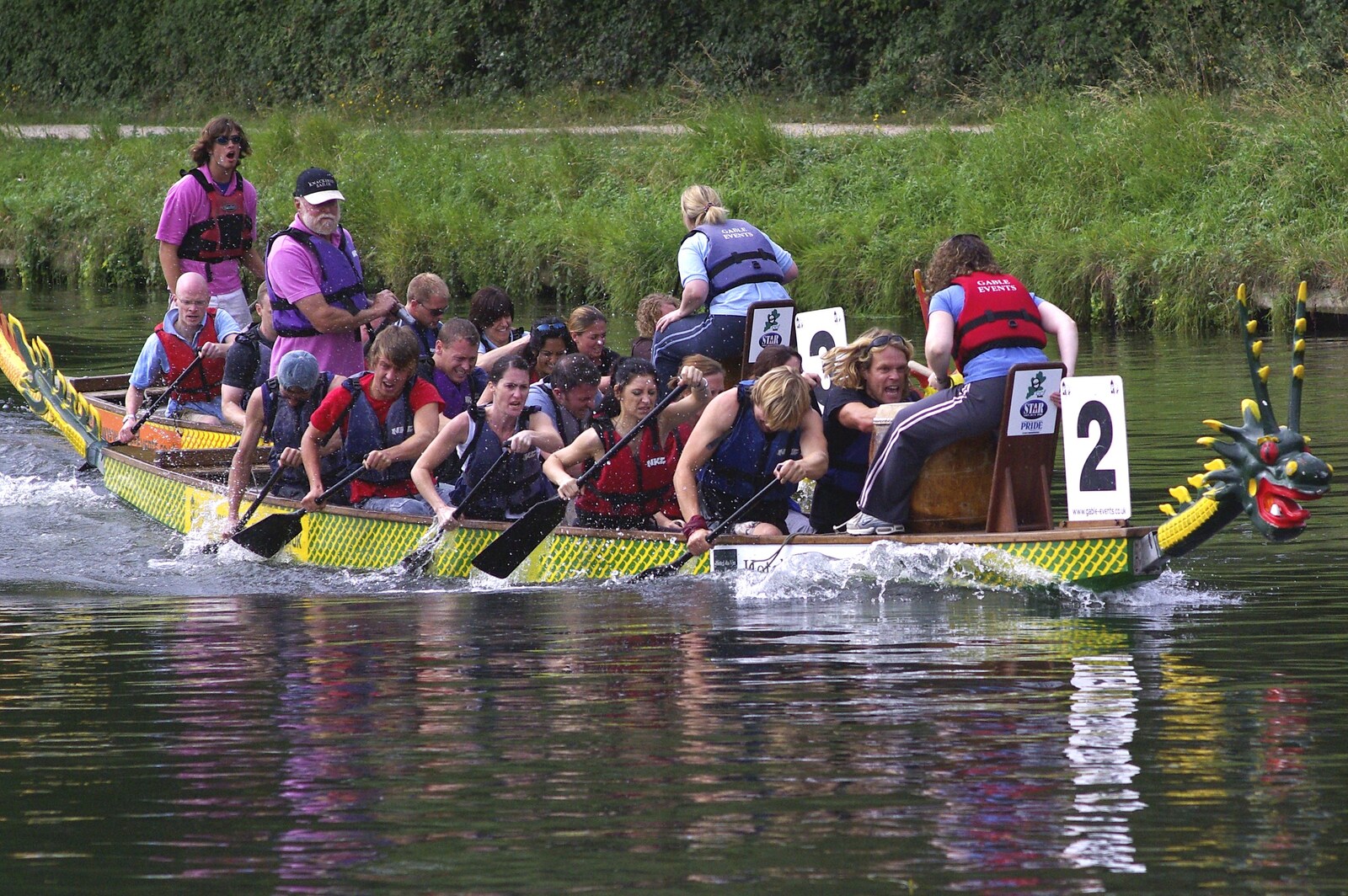 Qualcomm's Dragon-Boat Racing, Fen Ditton, Cambridge - 8th September 2007: A tream paddles furiously