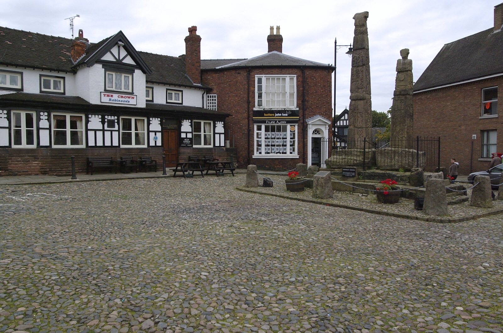 A Road Trip to Ireland Via Sandbach and Conwy, Cheshire and Wales - 21st September 2007: The Saxon crosses and the Crown pub, Sandbach