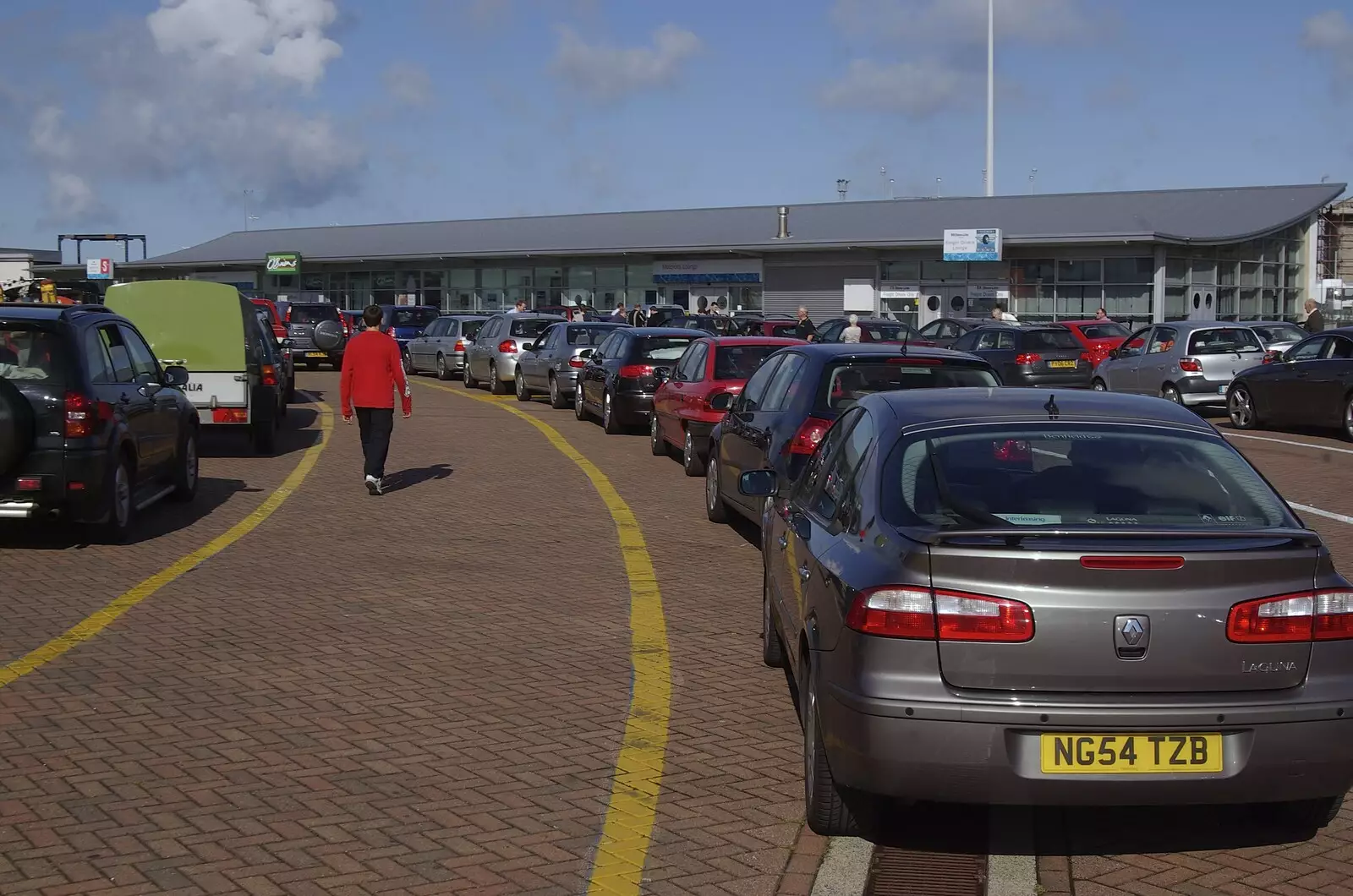 The queue of cars at Holyhead ferry terminal, from A Road Trip to Ireland Via Sandbach and Conwy, Cheshire and Wales - 21st September 2007
