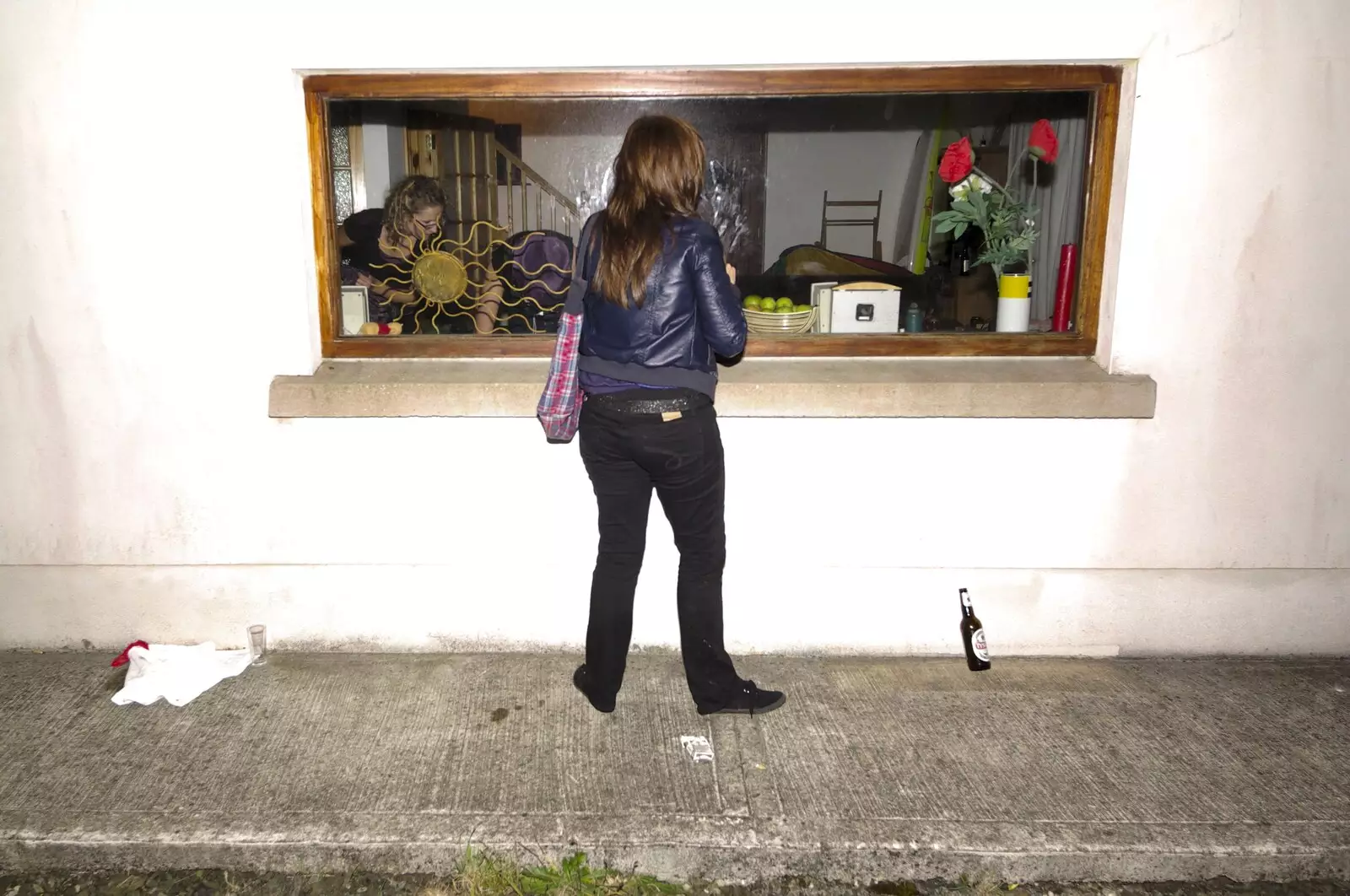 Peering in to the party from outside, from 30th Birthday Party in Kilkee, County Clare, Ireland - 22nd September 2007