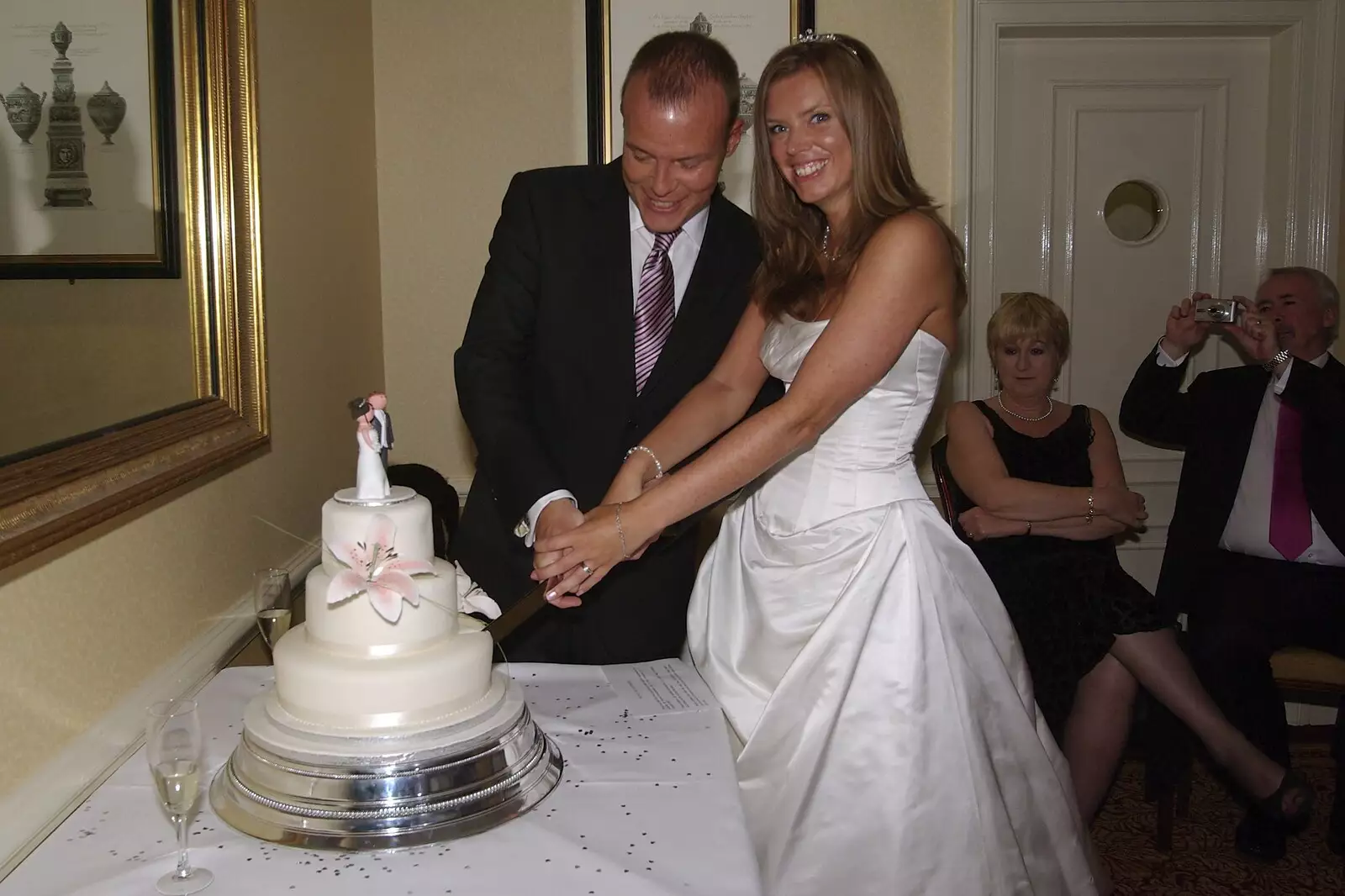 Matt and Nikki cut the cake, from A BSCC Presentation, and Matt's Wedding Reception, Solihull - 6th October 2007