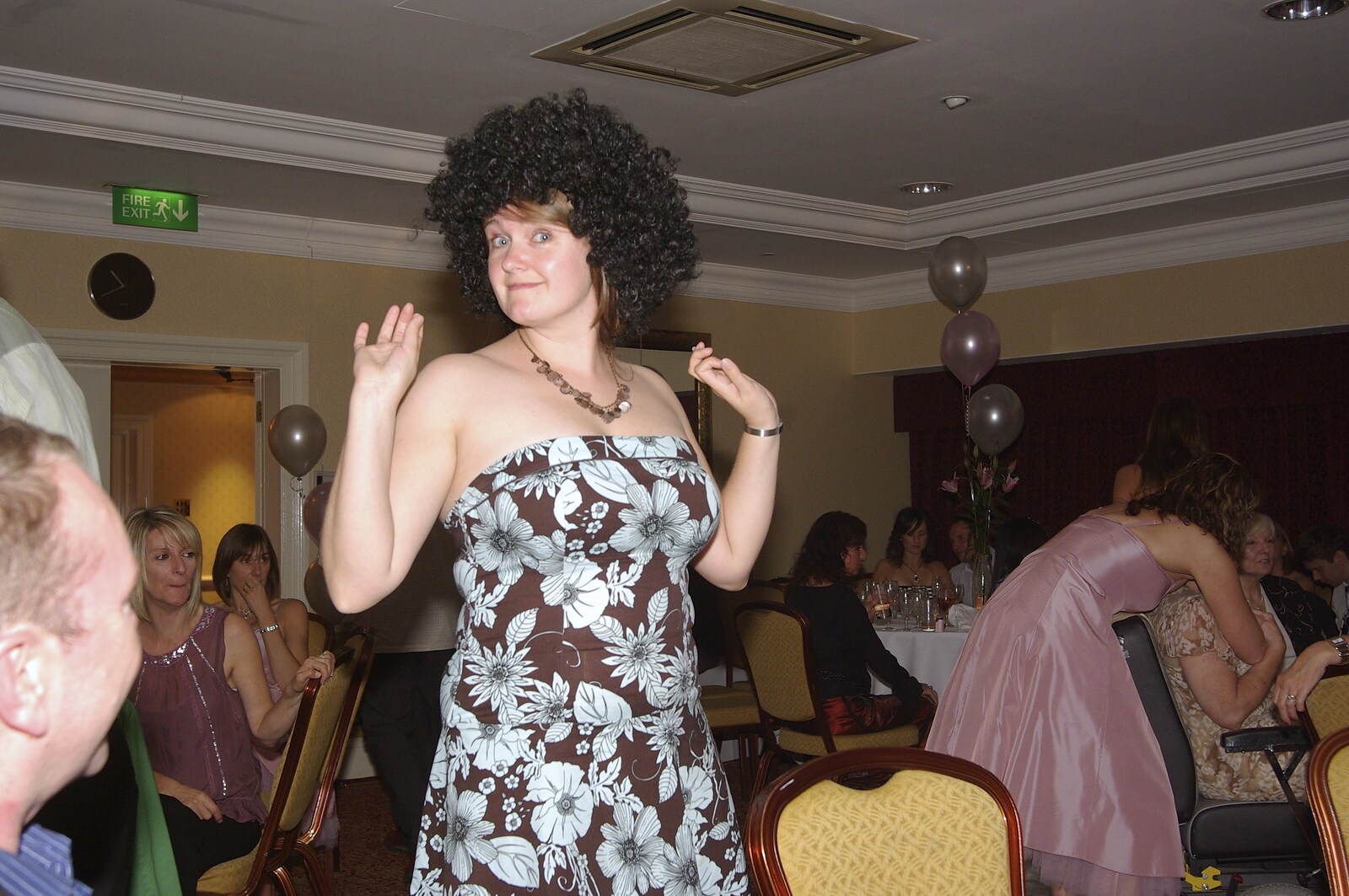 Matt's Wedding Reception, and a BSCC Presentation, Brome, Solihull and Stratford upon Avon - 6th October 2007: Isobel gives the wig a go too