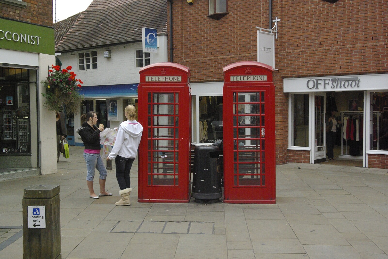 A couple of girls eat chips near K6 phone boxes from A BSCC Presentation, and Matt's Wedding Reception, Solihull - 6th October 2007
