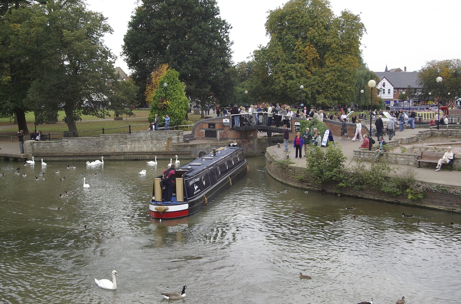 Matt's Wedding Reception, and a BSCC Presentation, Brome, Solihull and Stratford upon Avon - 6th October 2007: Another longboat goes through the lock
