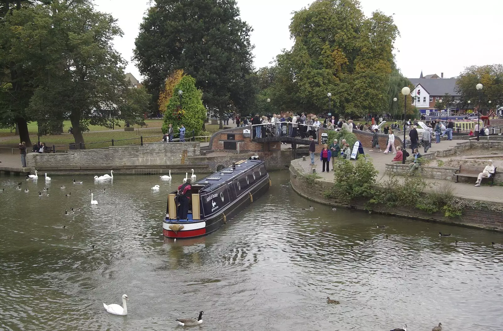 Another longboat goes through the lock, from A BSCC Presentation, and Matt's Wedding Reception, Solihull - 6th October 2007