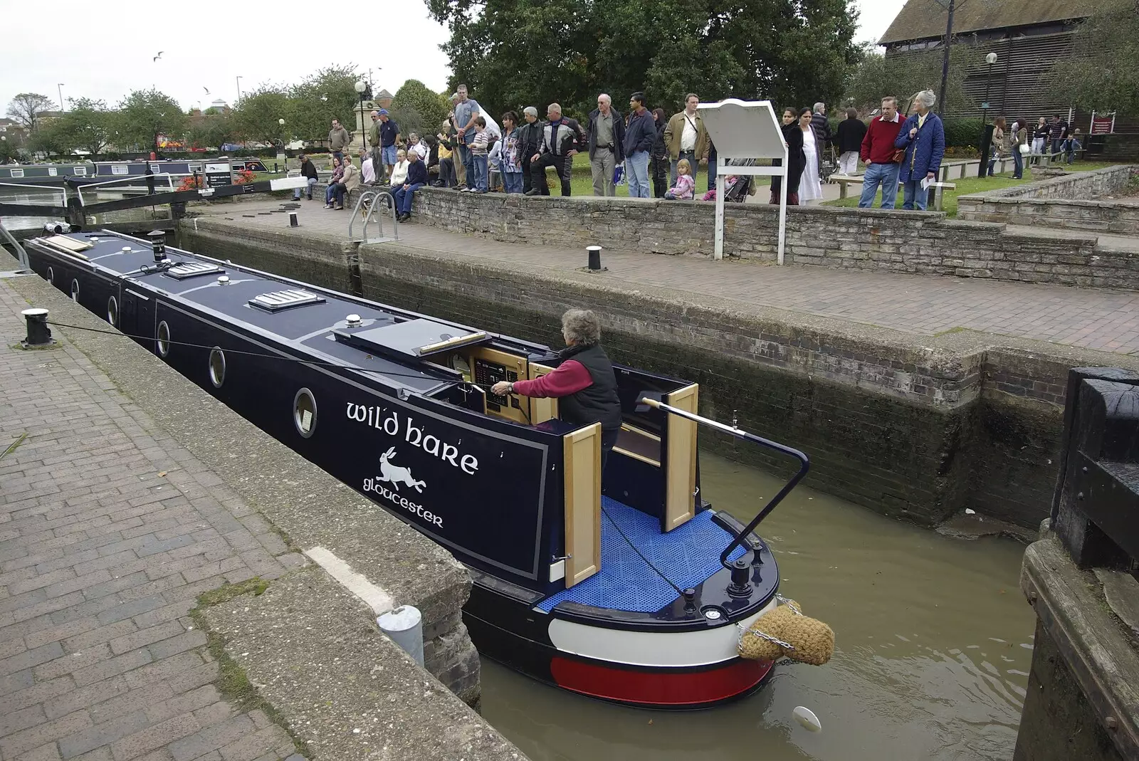 The narrowboat 'Wild Hare' pulls in to the lock, from A BSCC Presentation, and Matt's Wedding Reception, Solihull - 6th October 2007