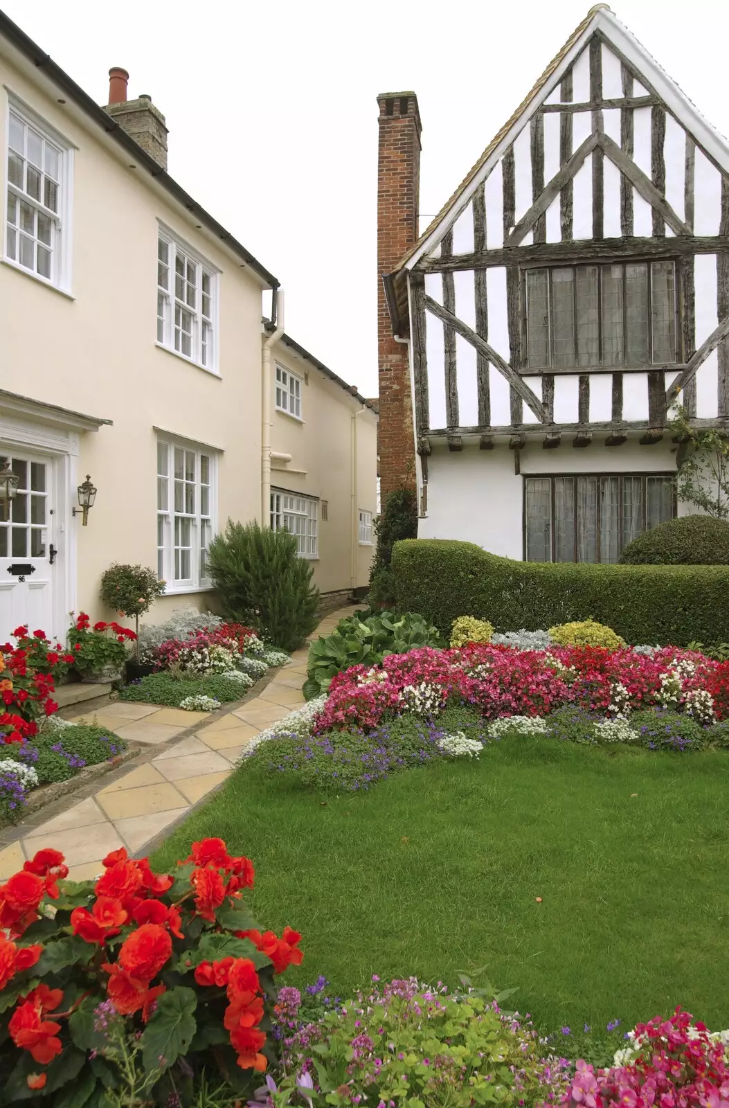 Nice gardens and a quaint house, from A Road Trip in an MX-5, and Athlete at the UEA, Lavenham and Norwich - 14th October 2007