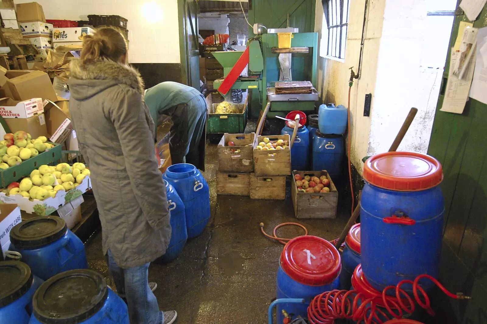 Isobel watches Trevor haul crates about, from Apple Pressing, and Isobel's 30th in Blackrock, Dublin, Ireland - 2nd November 2007