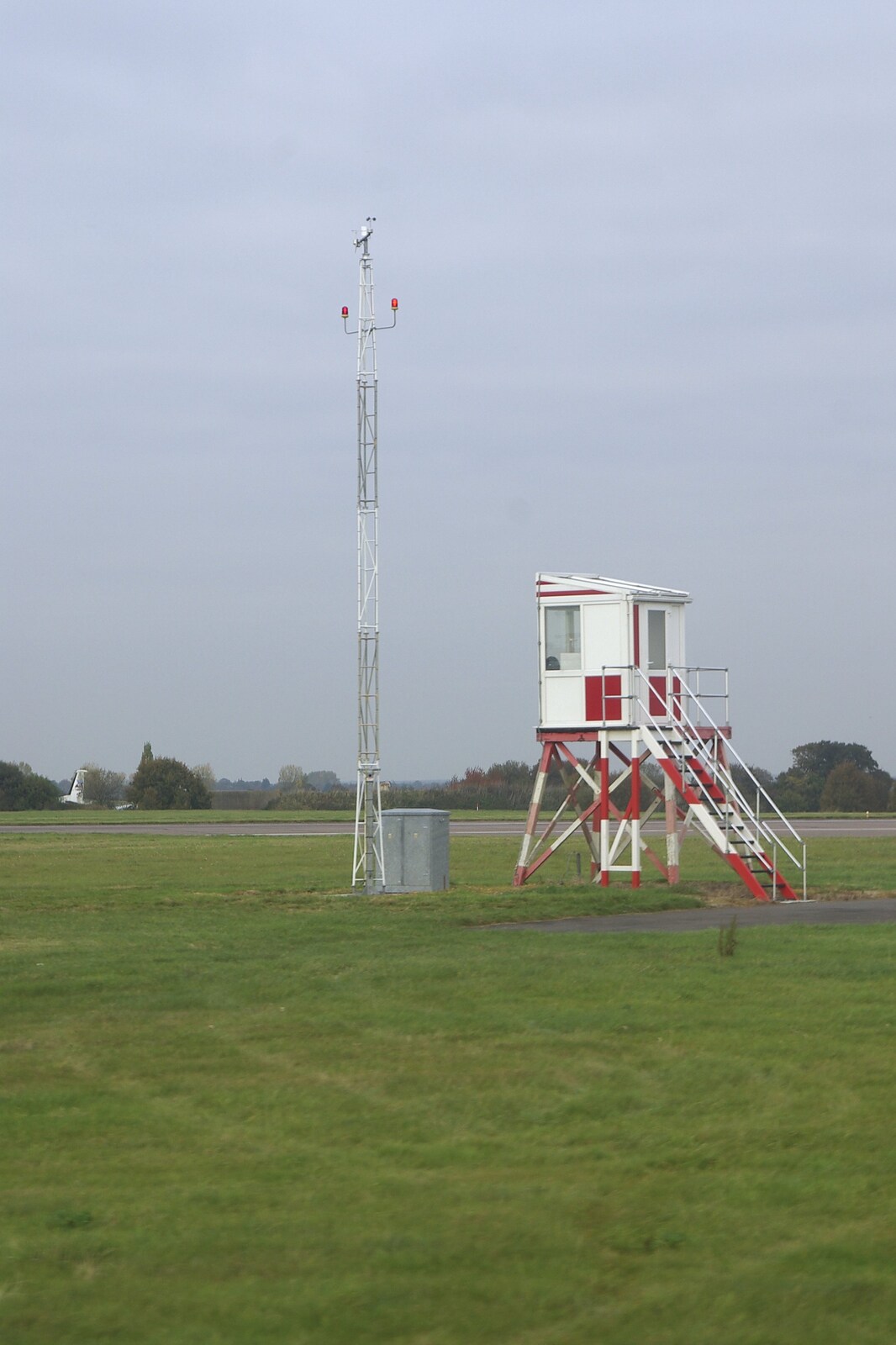 Isobel's 30th in Blackrock, and Apple Pressing, Carleton Rode and Dublin, Norfolk and Ireland - 2nd November 2007: A stray lifeguard watch-tower has been left by the runway