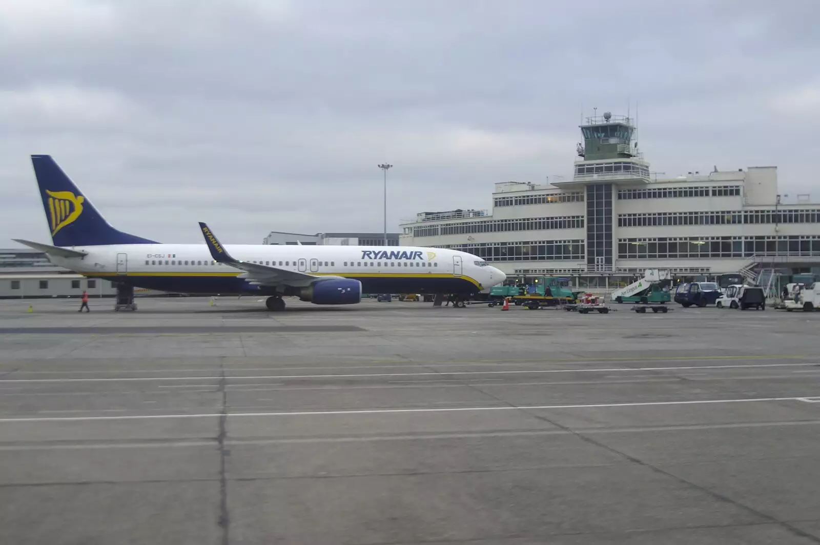 A Ruinair 737 at Dublin Airport, from Apple Pressing, and Isobel's 30th in Blackrock, Dublin, Ireland - 2nd November 2007