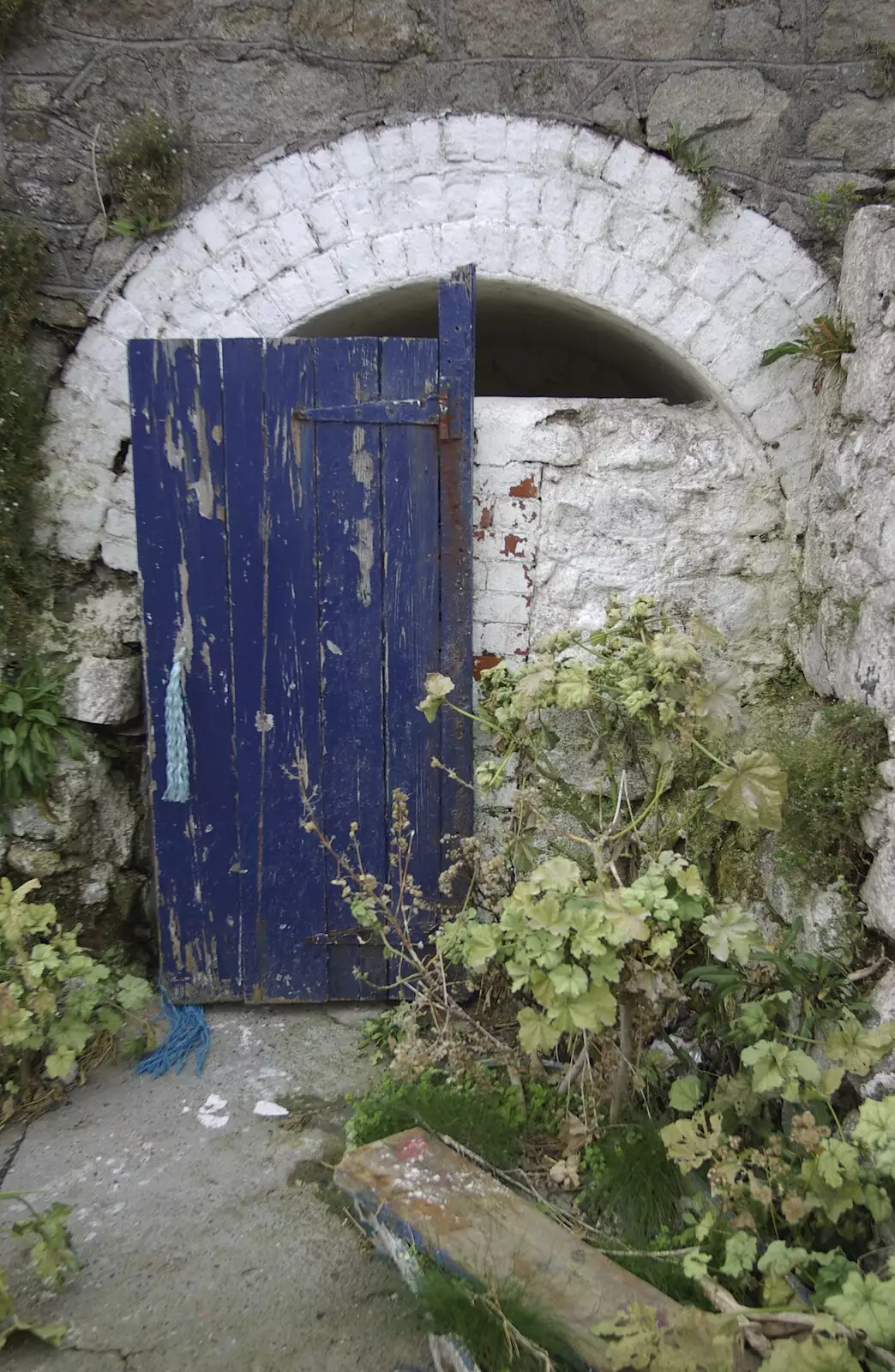 An ill-fitting door in front of an arch, from Apple Pressing, and Isobel's 30th in Blackrock, Dublin, Ireland - 2nd November 2007