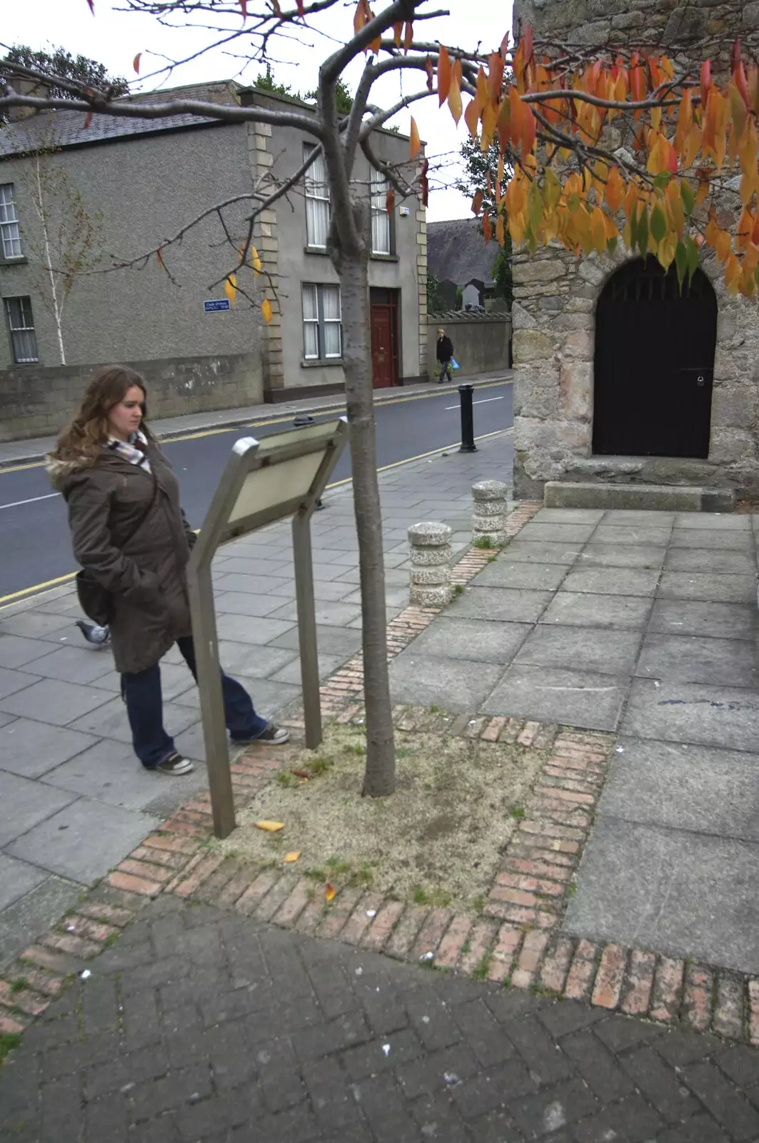 Isobel reads a sign, from Apple Pressing, and Isobel's 30th in Blackrock, Dublin, Ireland - 2nd November 2007