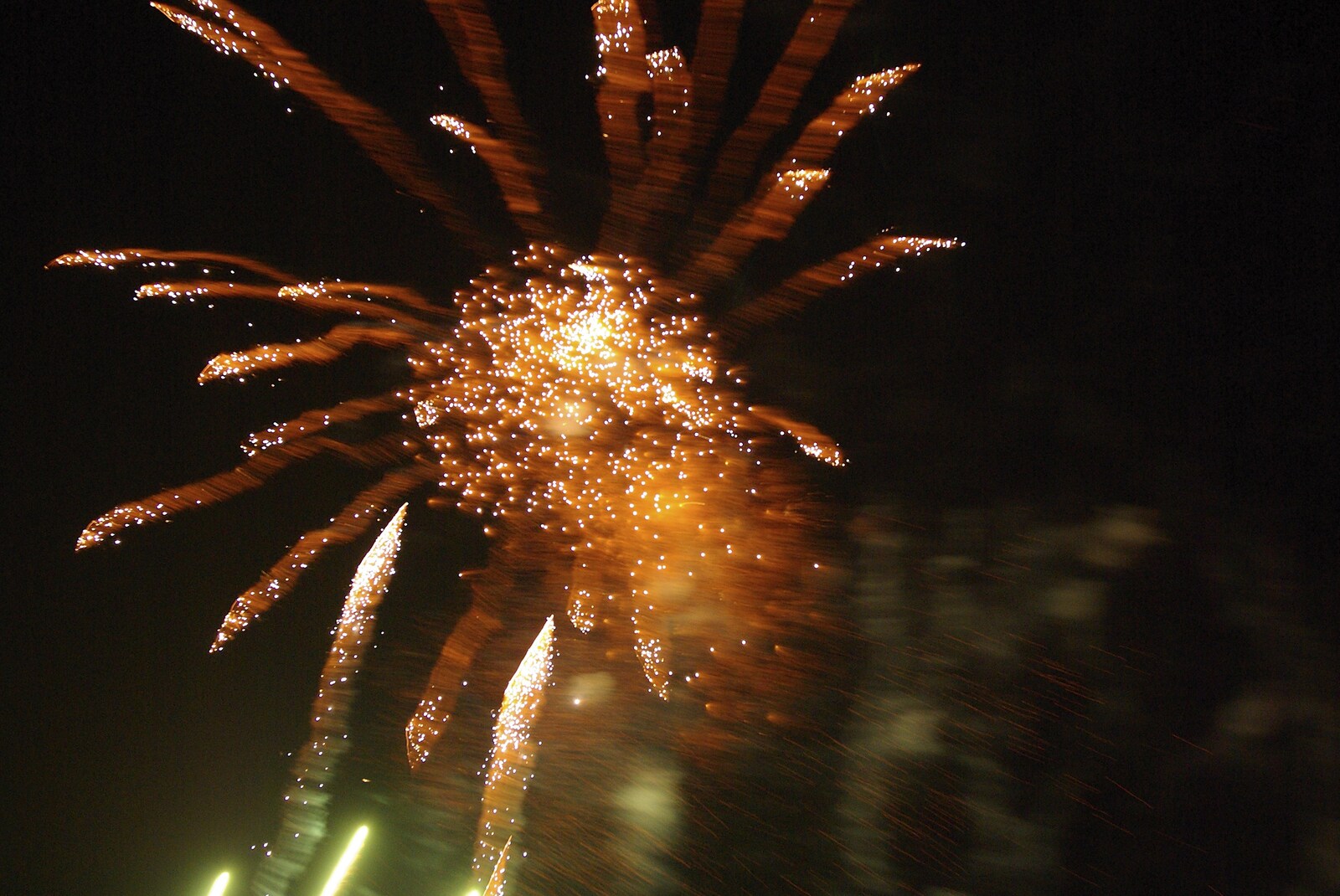Cambridge Fireworks, and Dinner at Caroline and John's, Cambridge - 5th November 2007: An exploding chrysanthemum