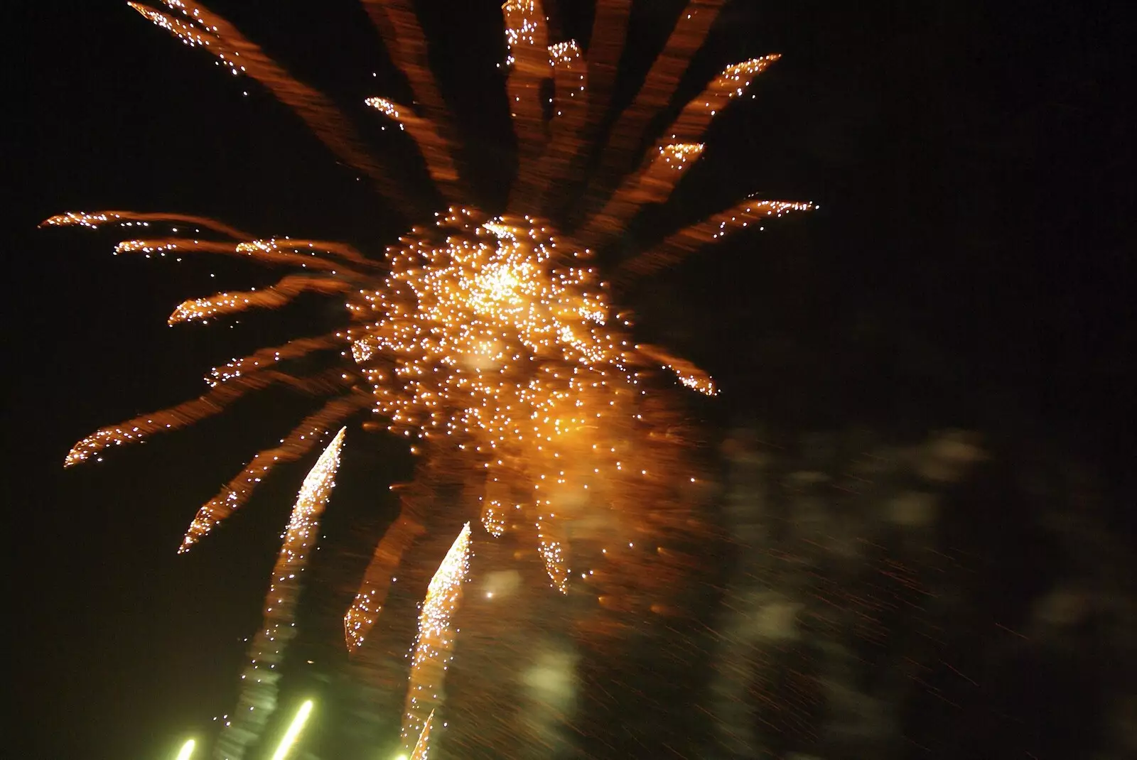 An exploding chrysanthemum, from Fireworks, and Dinner at Caroline and John's, Cambridge - 5th November 2007