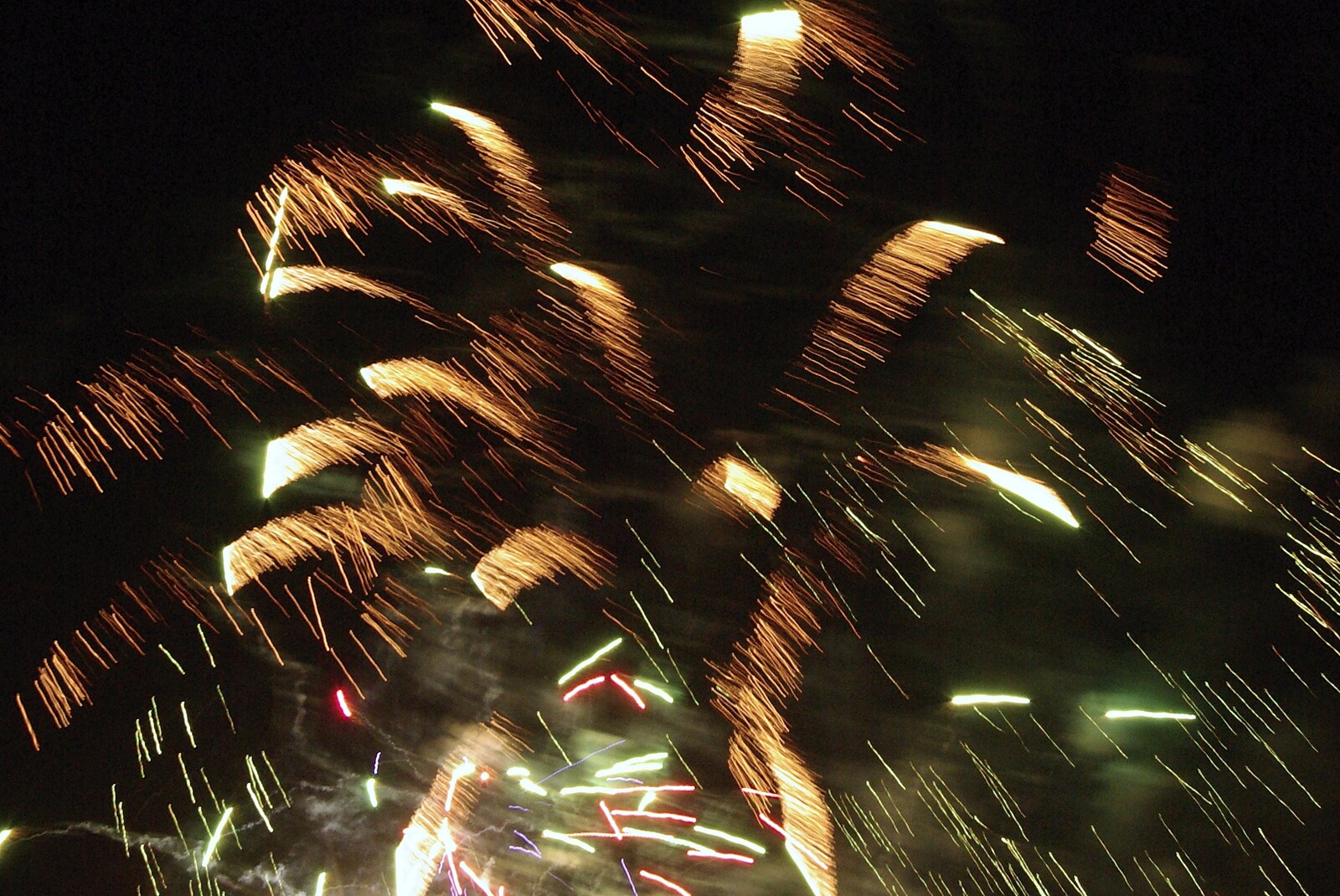 Cambridge Fireworks, and Dinner at Caroline and John's, Cambridge - 5th November 2007: Trails of sparks