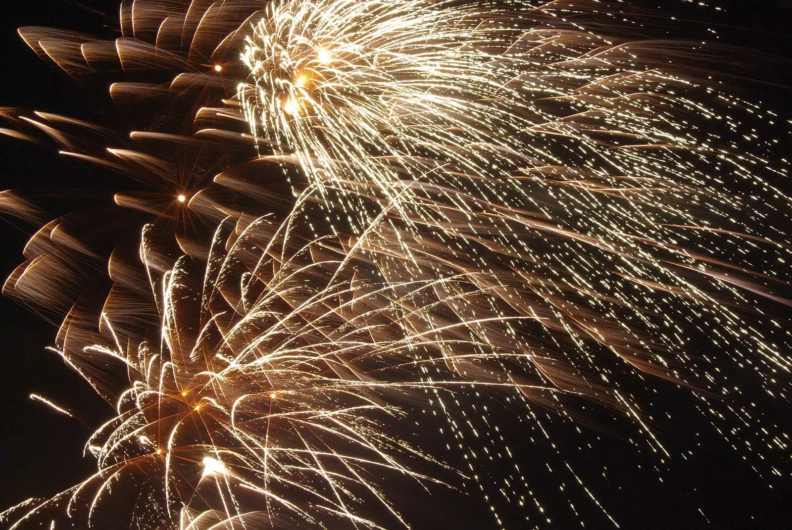 Multiple explosions, from Fireworks, and Dinner at Caroline and John's, Cambridge - 5th November 2007