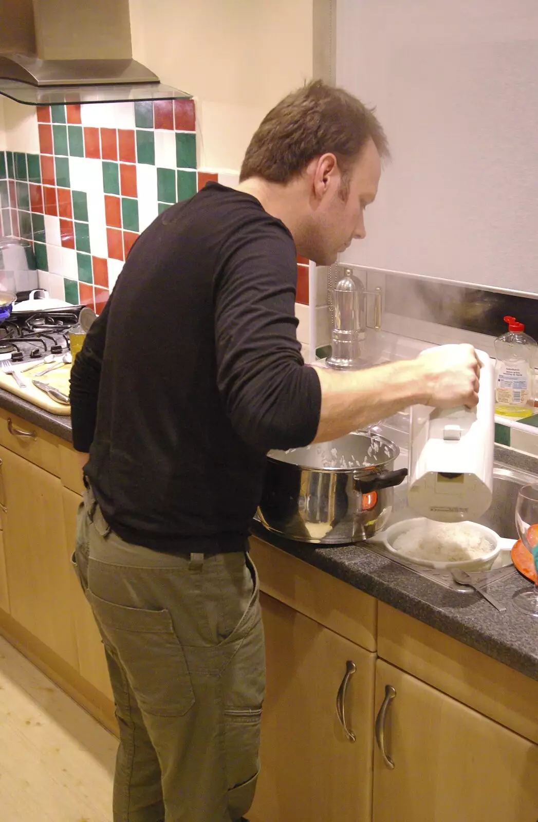 John boils up some water, from Fireworks, and Dinner at Caroline and John's, Cambridge - 5th November 2007