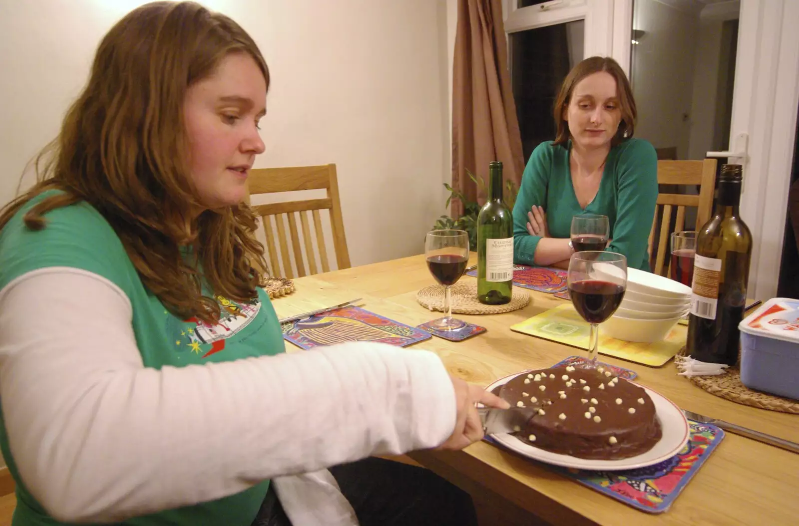 Isobel cuts the cake she made, from Fireworks, and Dinner at Caroline and John's, Cambridge - 5th November 2007