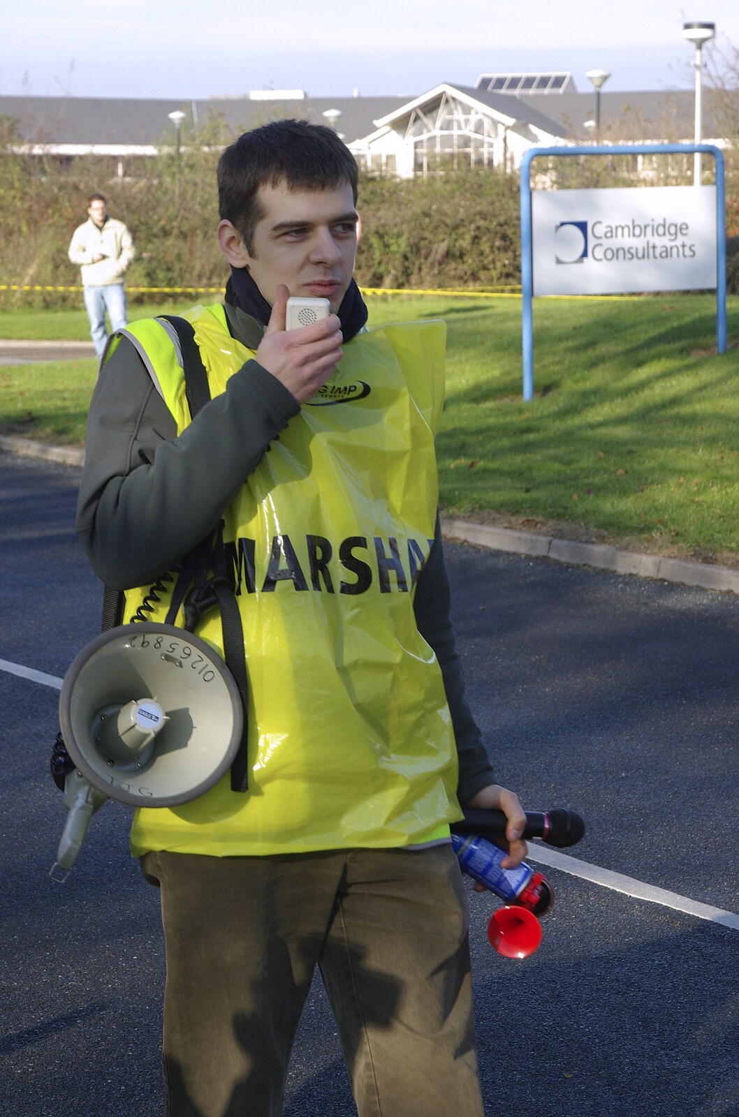Isobel and the Science Park Fun Run, Milton Road, Cambridge - 16th November 2007: A marshal gives the 'get ready'