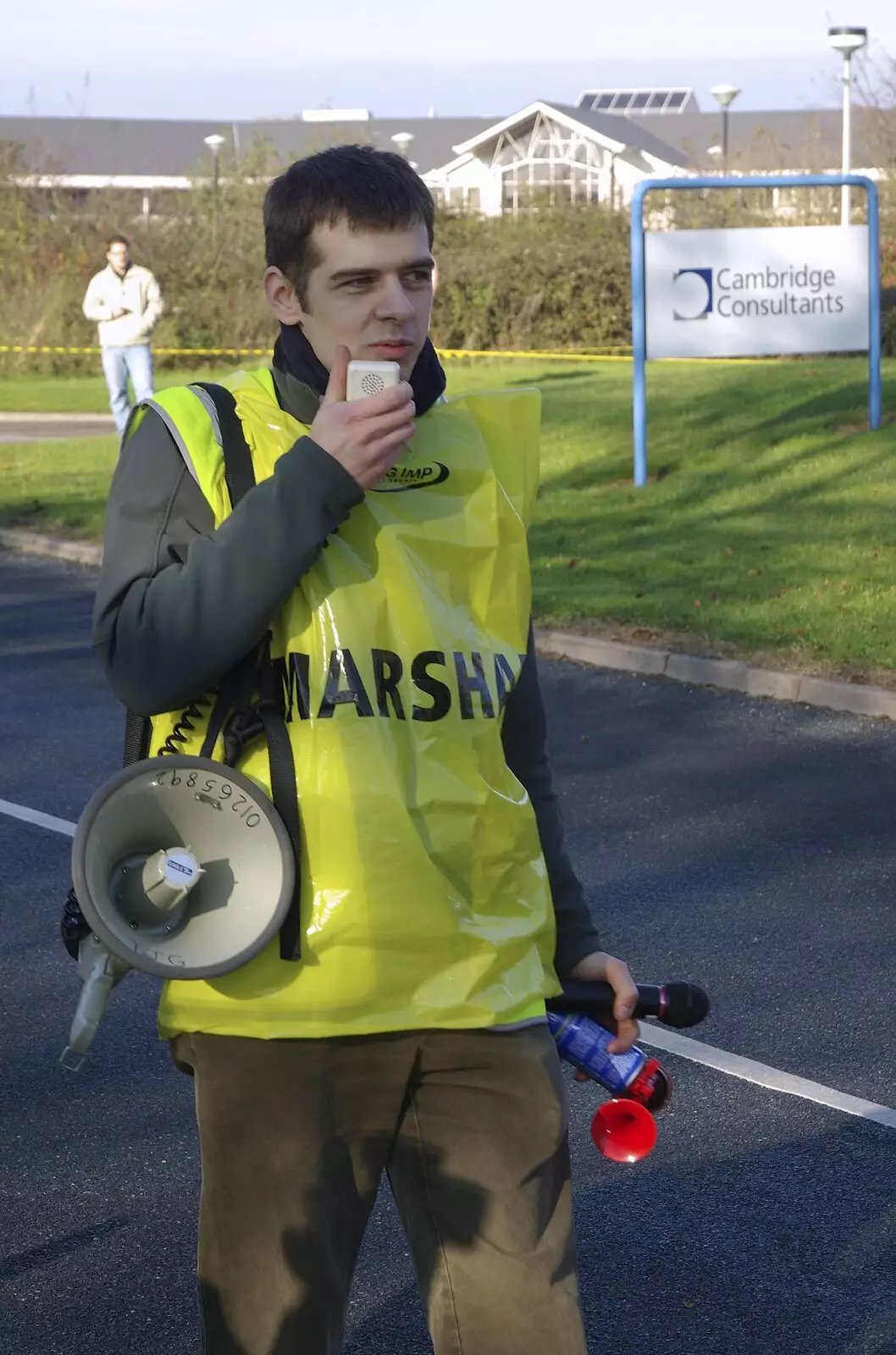 A marshal gives the 'get ready', from Isobel and the Science Park Fun Run, Milton Road, Cambridge - 16th November 2007