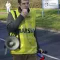 A marshal gives the 'get ready', Isobel and the Science Park Fun Run, Milton Road, Cambridge - 16th November 2007