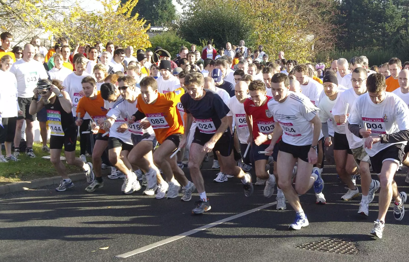 The runners are off, from Isobel and the Science Park Fun Run, Milton Road, Cambridge - 16th November 2007