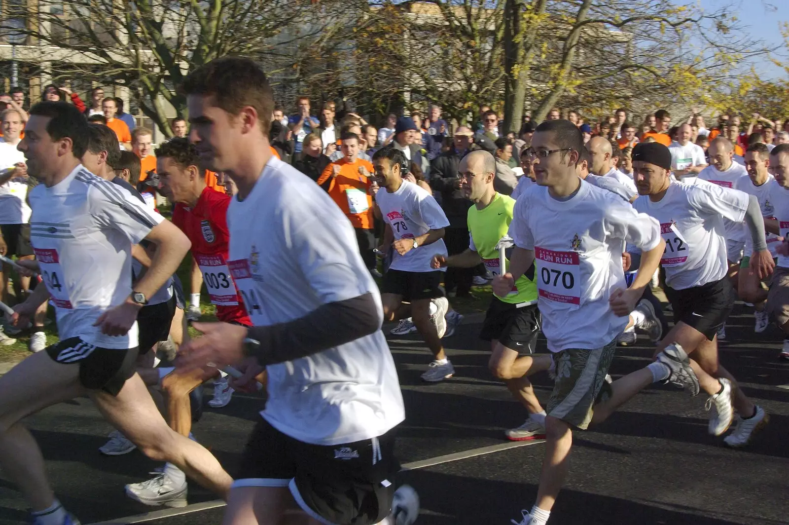 Runners set off at the start of the race, from Isobel and the Science Park Fun Run, Milton Road, Cambridge - 16th November 2007