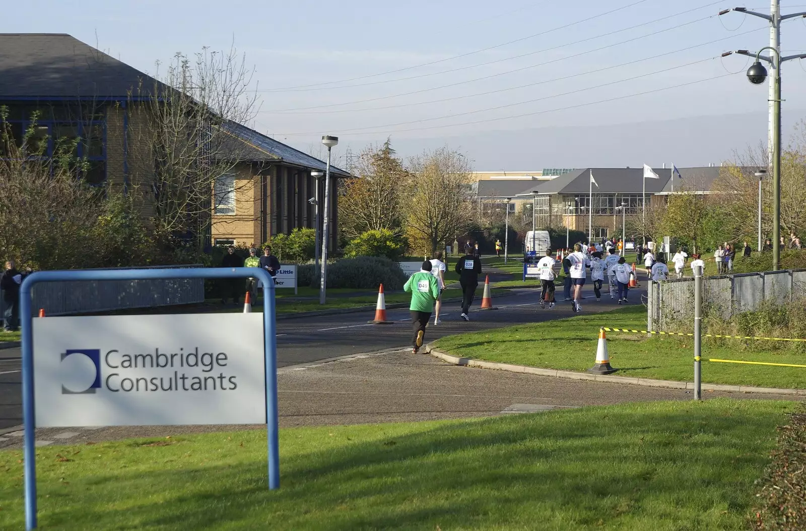 Runners head off around the Science Park, from Isobel and the Science Park Fun Run, Milton Road, Cambridge - 16th November 2007