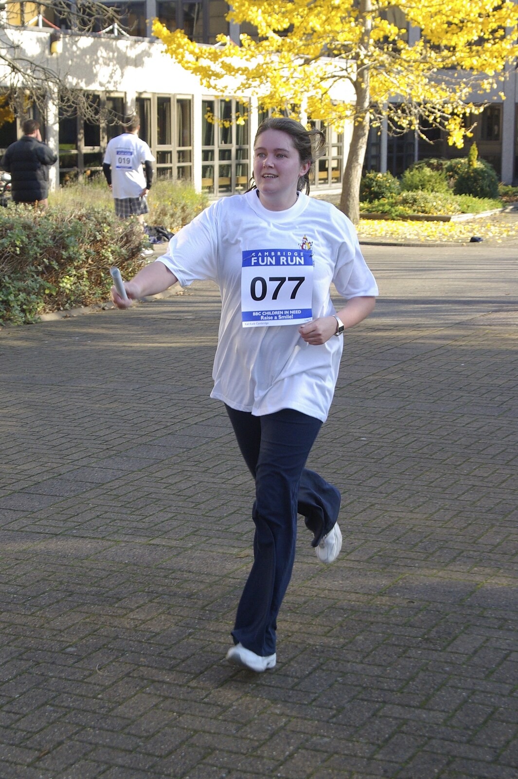 Isobel and the Science Park Fun Run, Milton Road, Cambridge - 16th November 2007: Isobel runs in to the finish