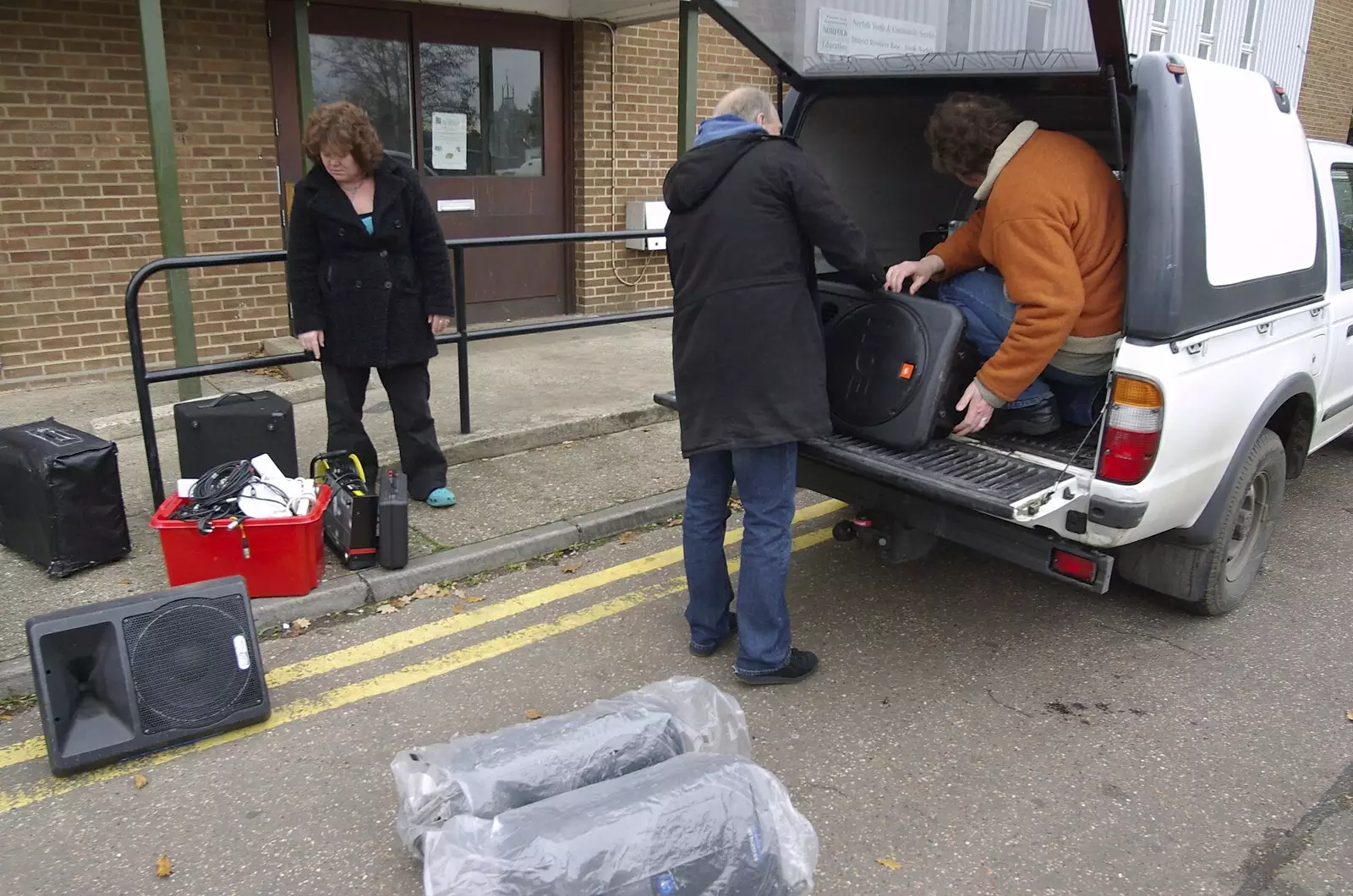 Loading up Jo's van, from The BBs On Tour, Gatwick Copthorne, West Sussex - 24th November 2007