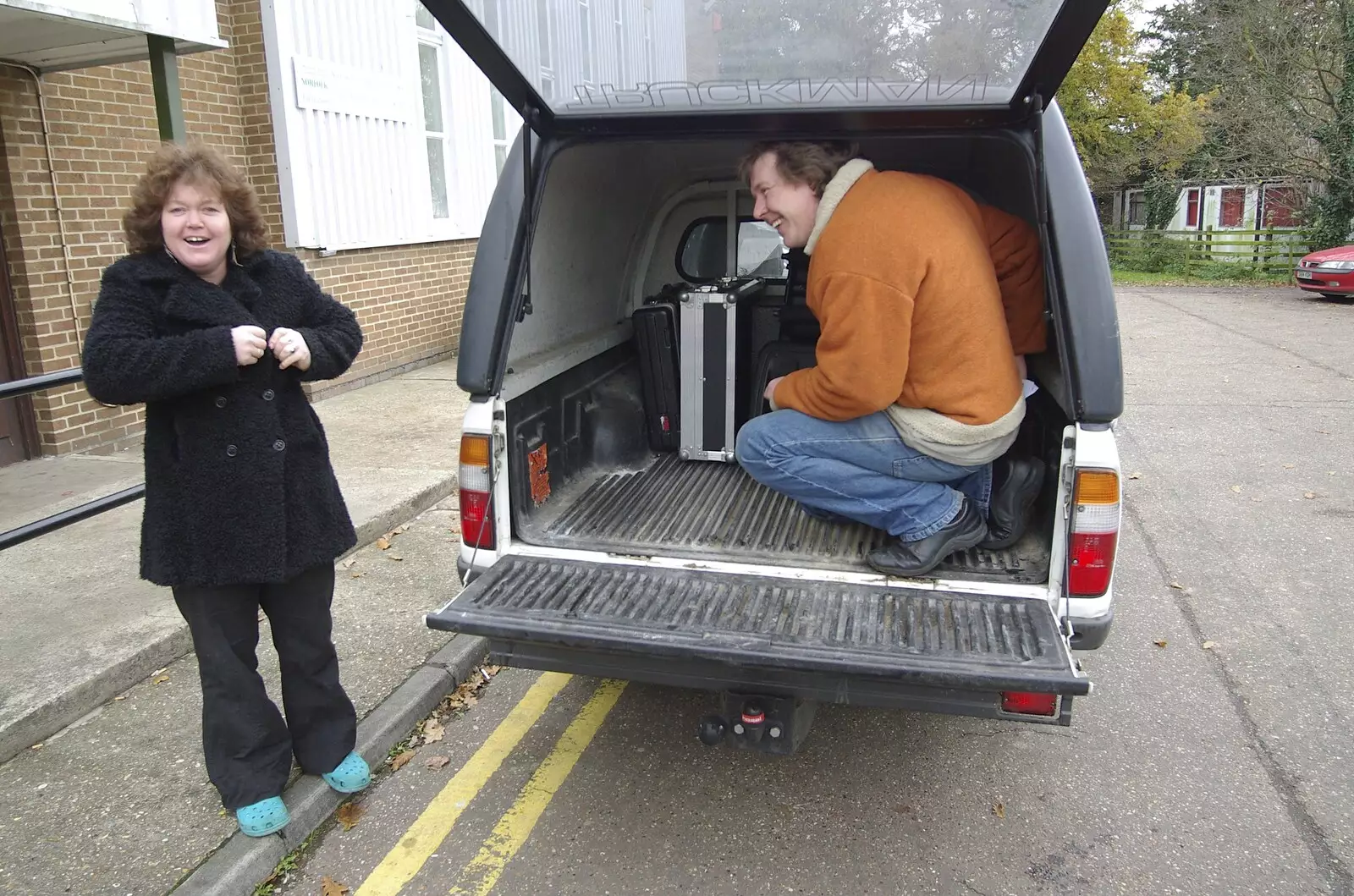 Max arranges stuff in the van, from The BBs On Tour, Gatwick Copthorne, West Sussex - 24th November 2007