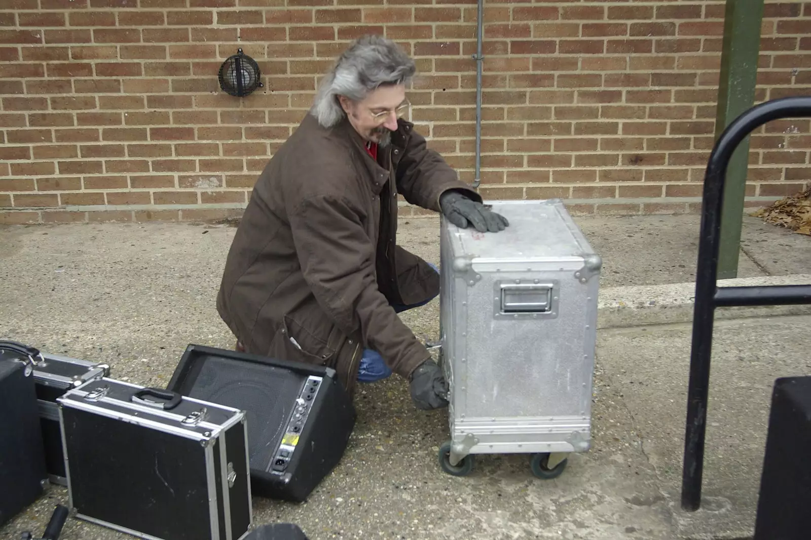 Rob checks his special amplifier case, from The BBs On Tour, Gatwick Copthorne, West Sussex - 24th November 2007