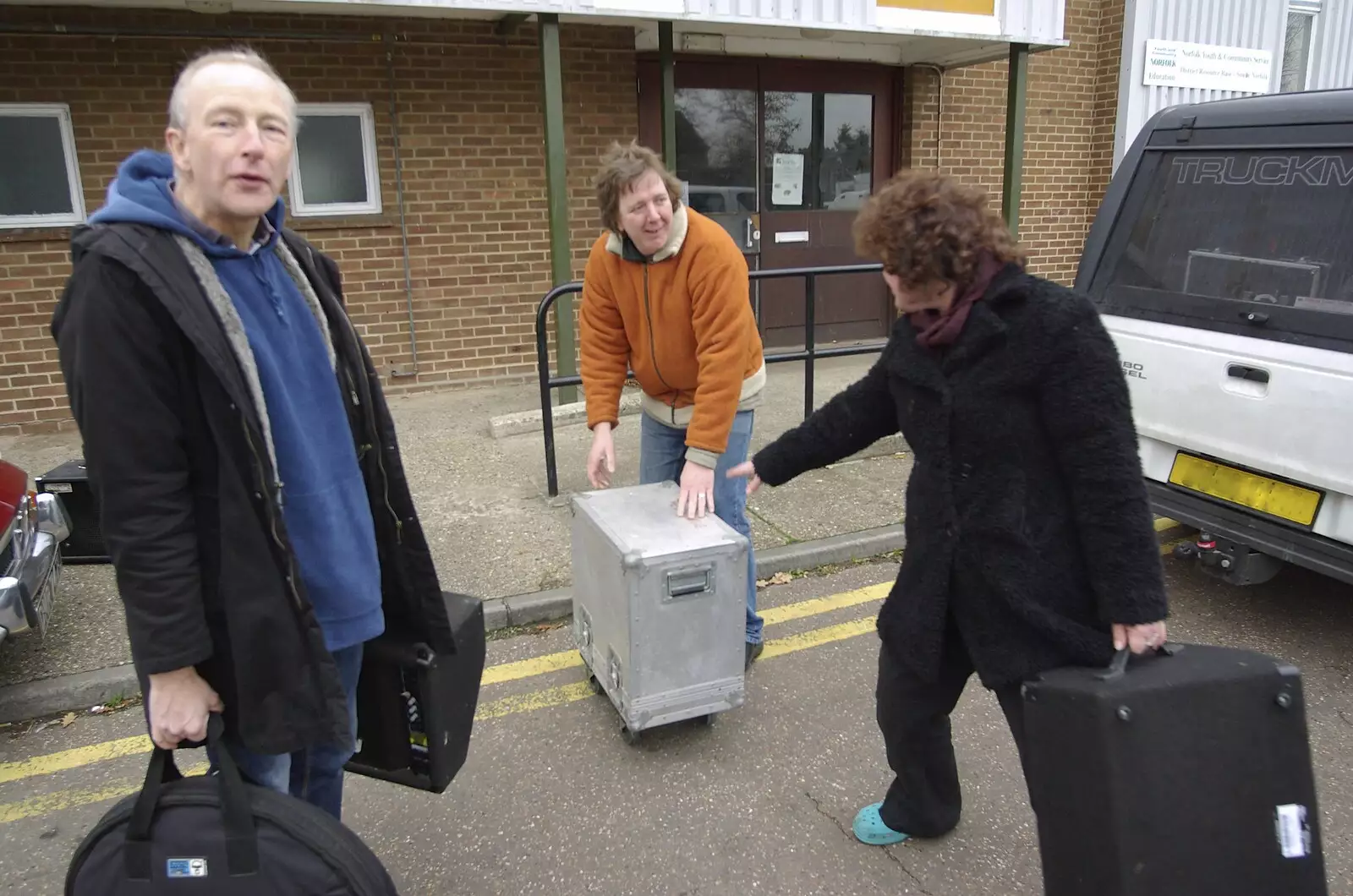 Henry arrives with more gear, from The BBs On Tour, Gatwick Copthorne, West Sussex - 24th November 2007