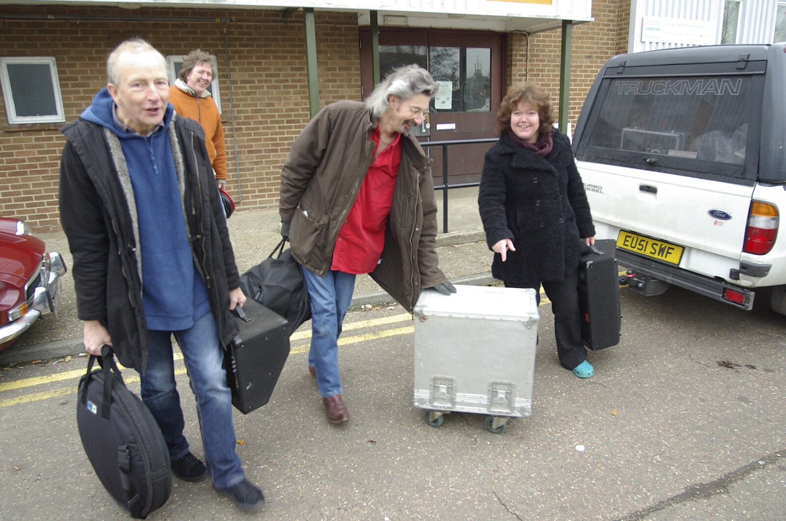 The BBs On Tour, Gatwick Copthorne, West Sussex - 24th November 2007: Rob gives his special Mesa Boogie flight-case a trundle