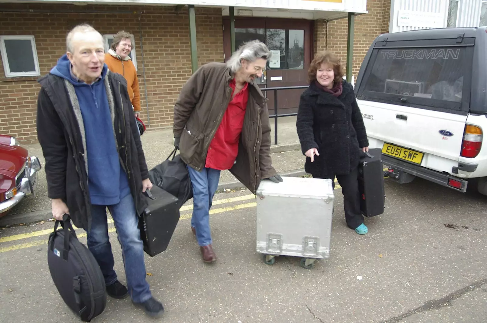 Rob gives his Mesa Boogie flight-case a trundle, from The BBs On Tour, Gatwick Copthorne, West Sussex - 24th November 2007